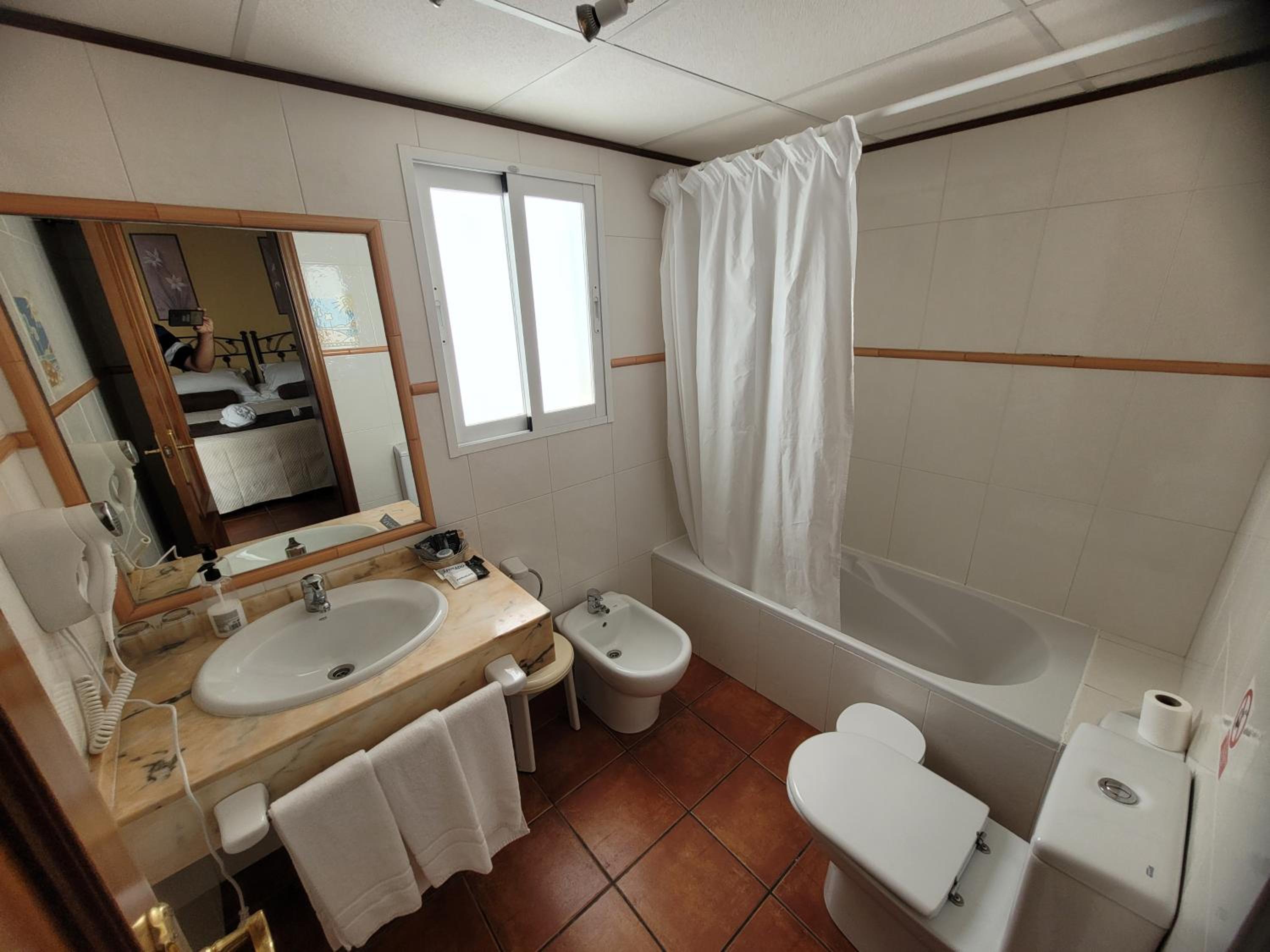 King Room with Balcony - Photo 5