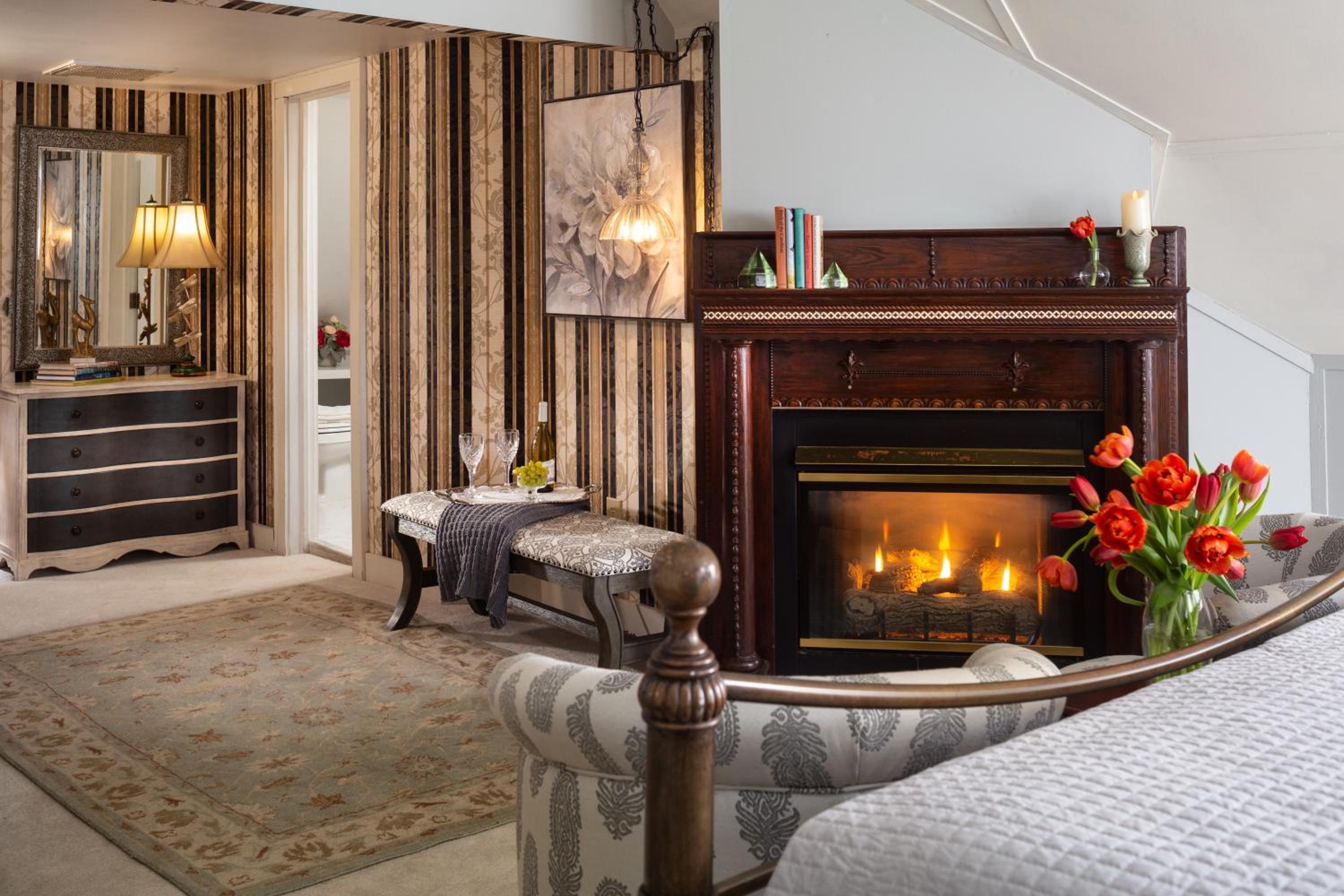 Deluxe King Room with Spa Bath photo 3