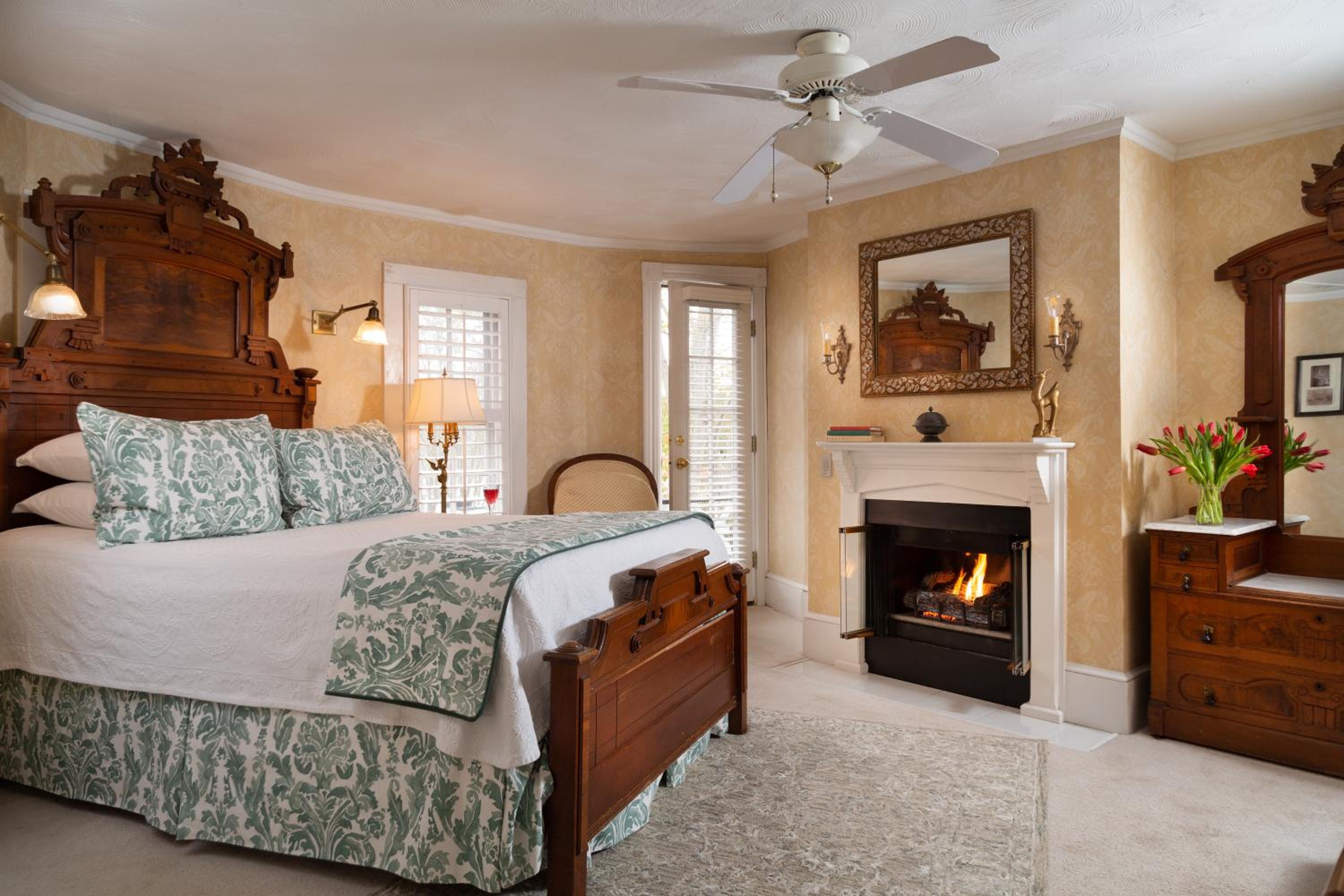 Deluxe Queen Room with Bathtub