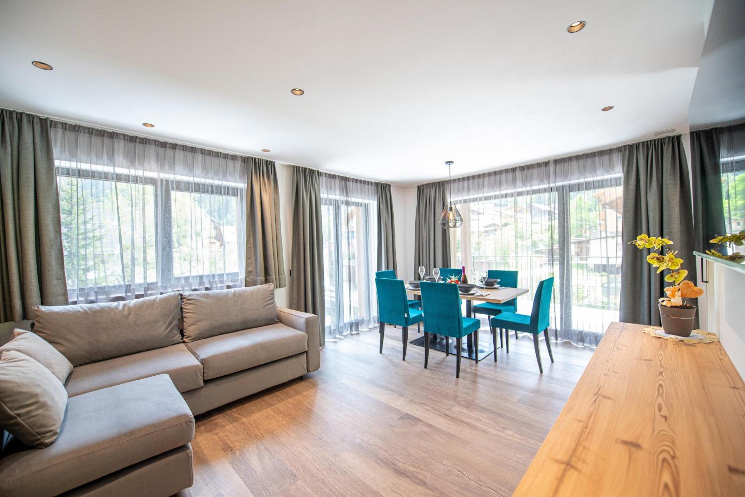Apartment with Mountain View