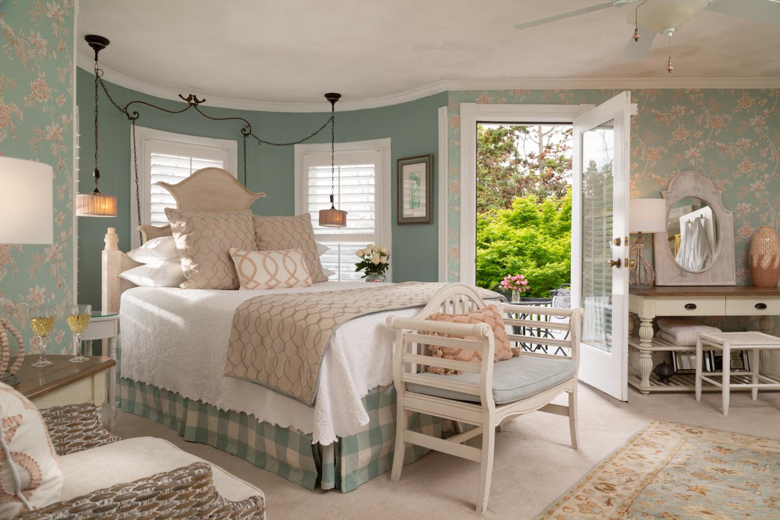 Standard Queen Room with Balcony - 2