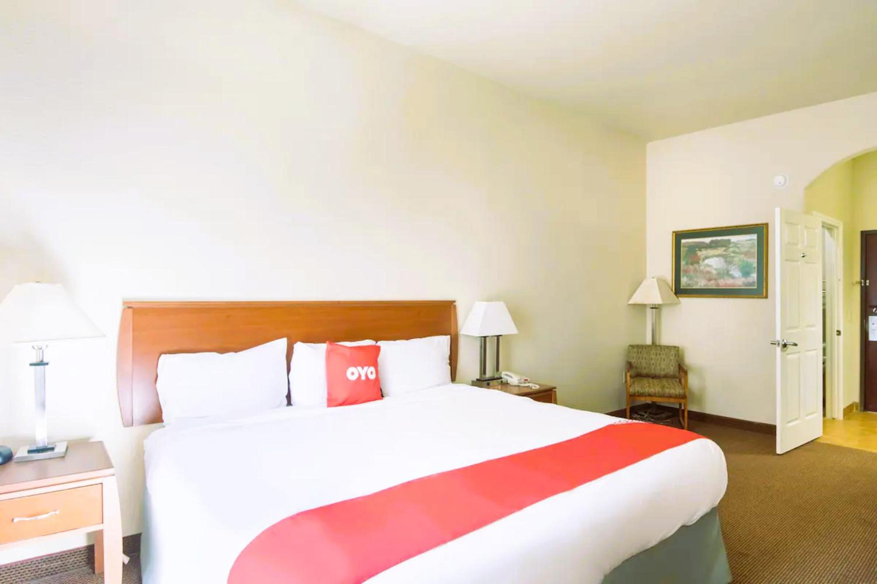 Full Bed Accessible with kitchenette Non-Smoking - Photo 5