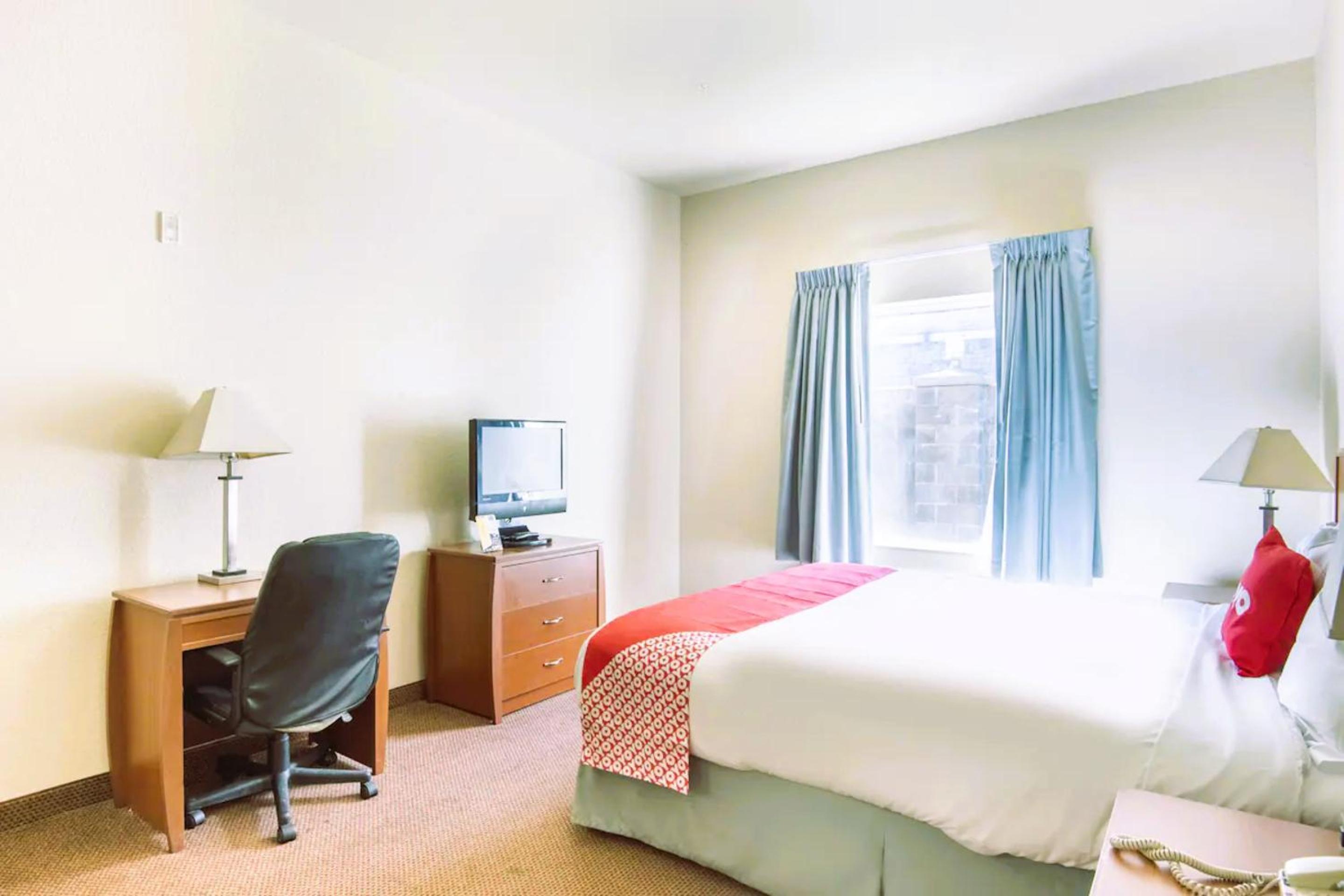 Full Bed Accessible with kitchenette Non-Smoking - Photo 6