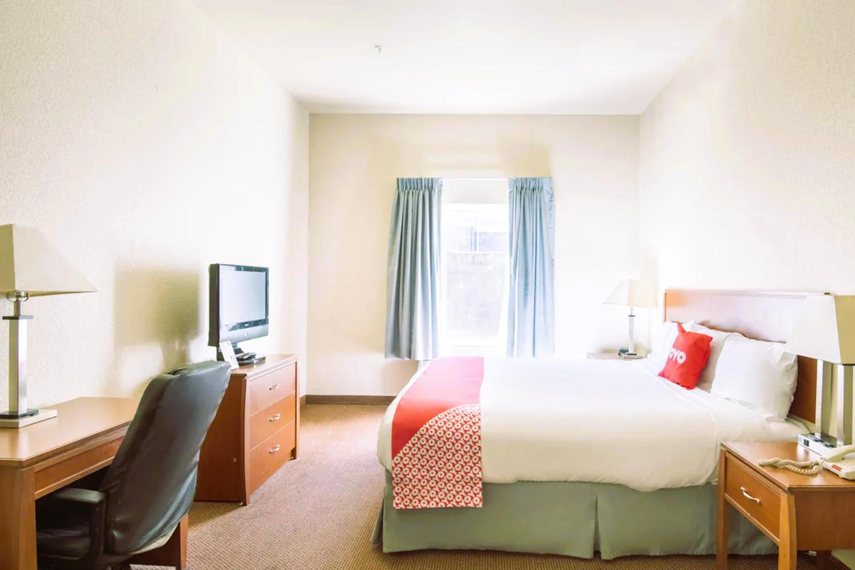 Full Bed Accessible with kitchenette Non-Smoking - Photo 2