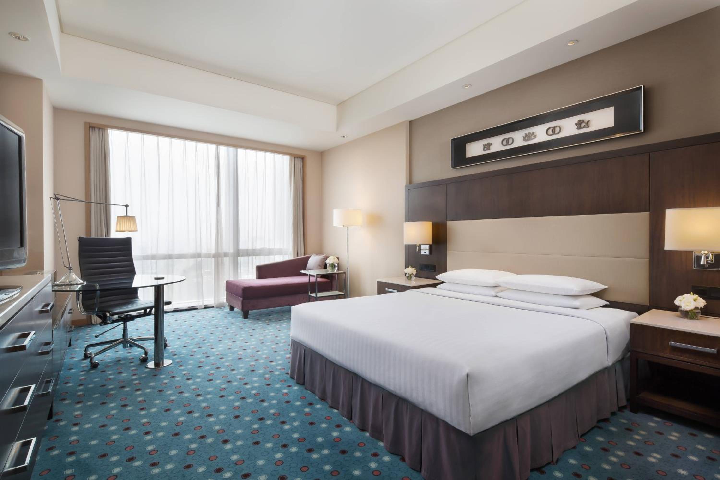 Executive King Room -Executive Lounge Access - Photo 1