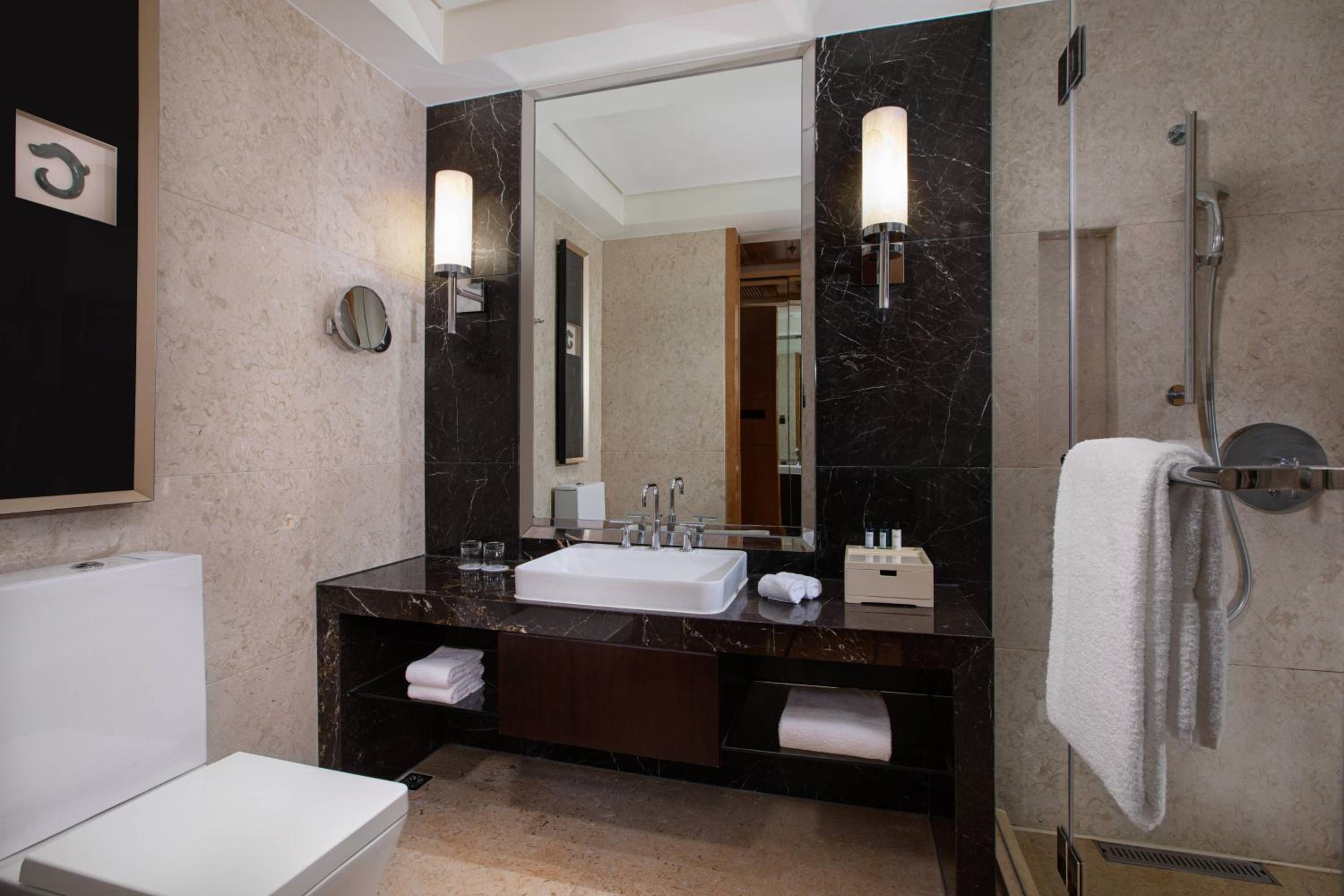 Executive King Room -Executive Lounge Access - Photo 2