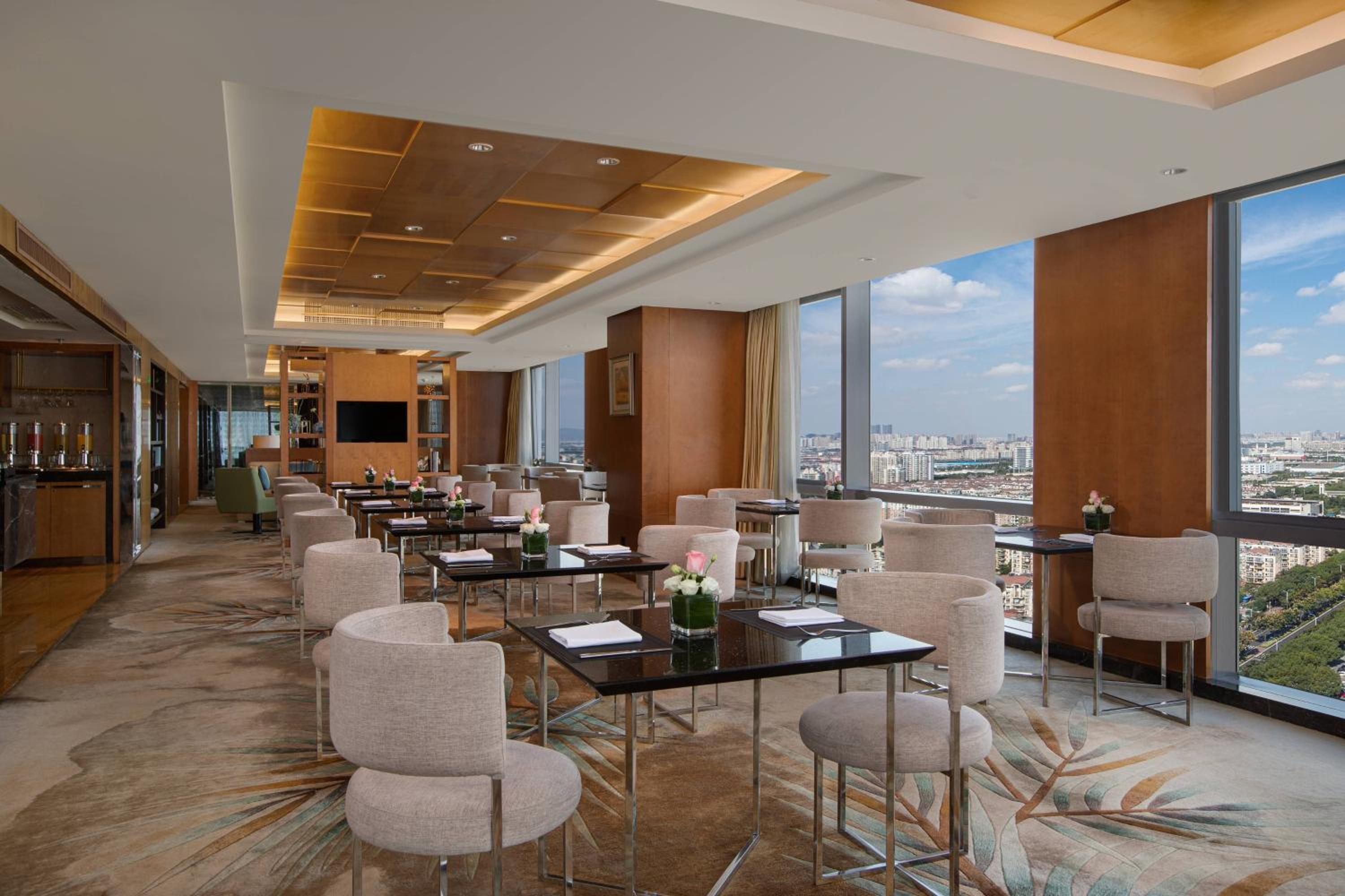 Executive King Room -Executive Lounge Access - Photo 3