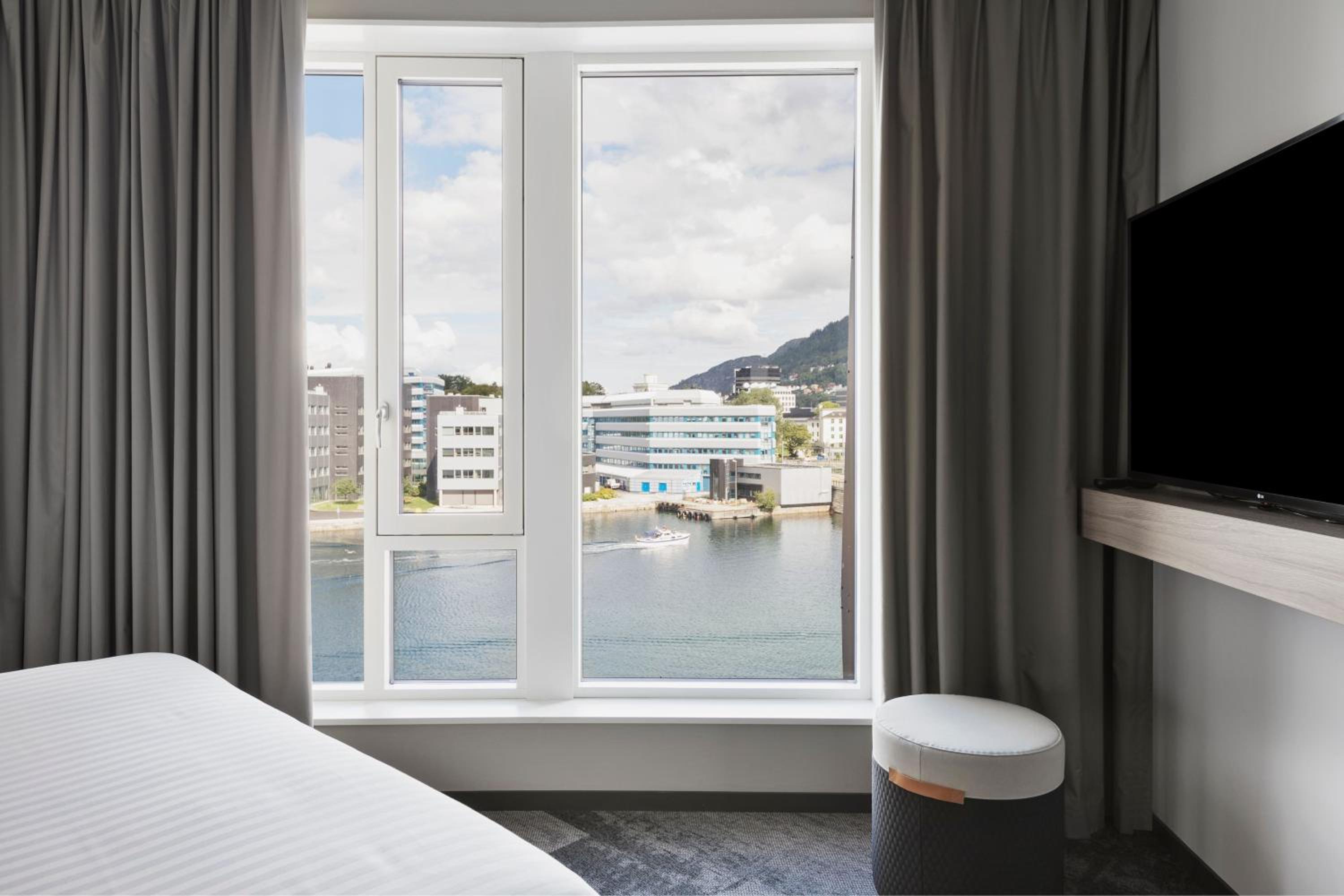 Sea View Queen Room thumbnail 5