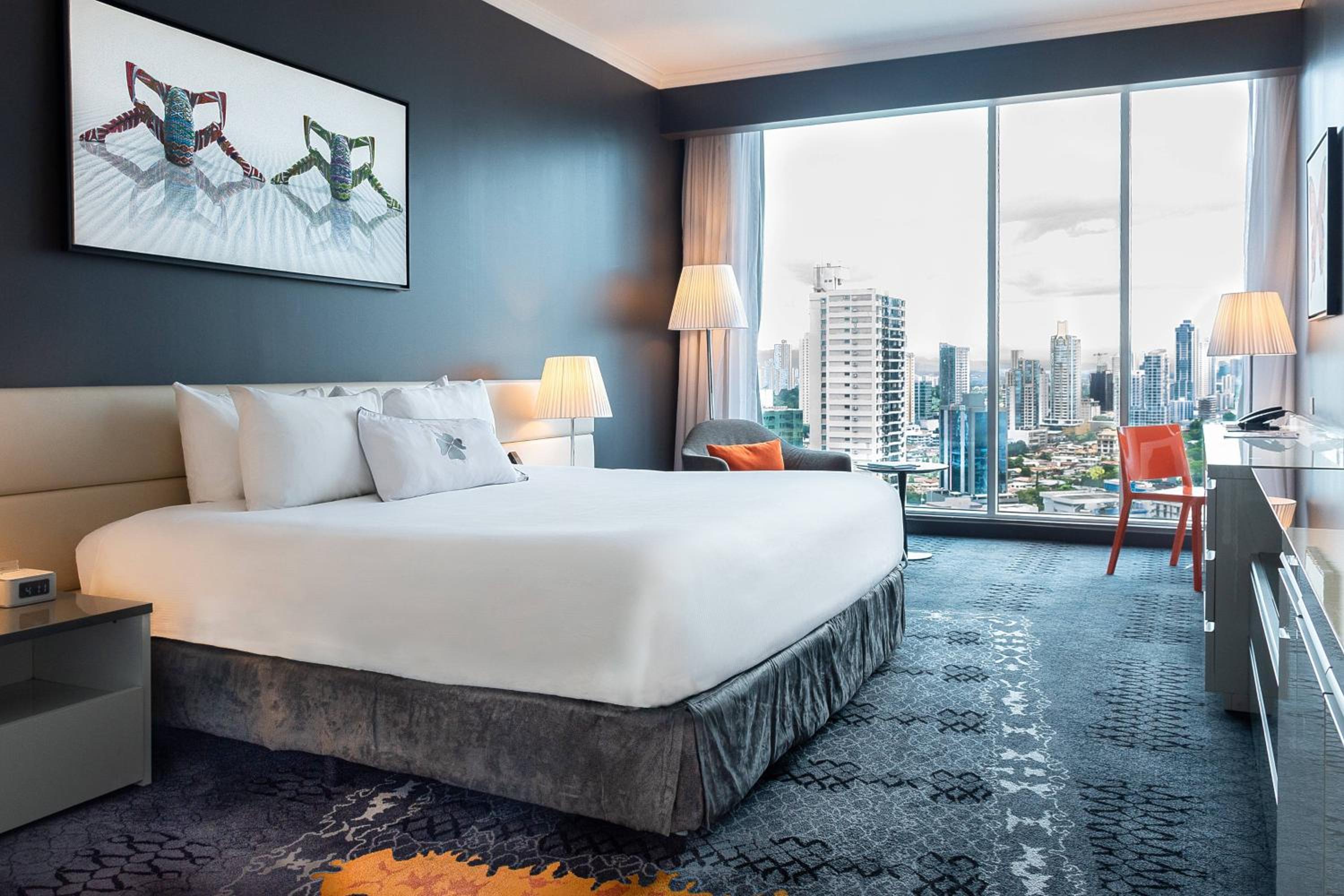 Deluxe 1 King City View, Guest room, 1 King, City view