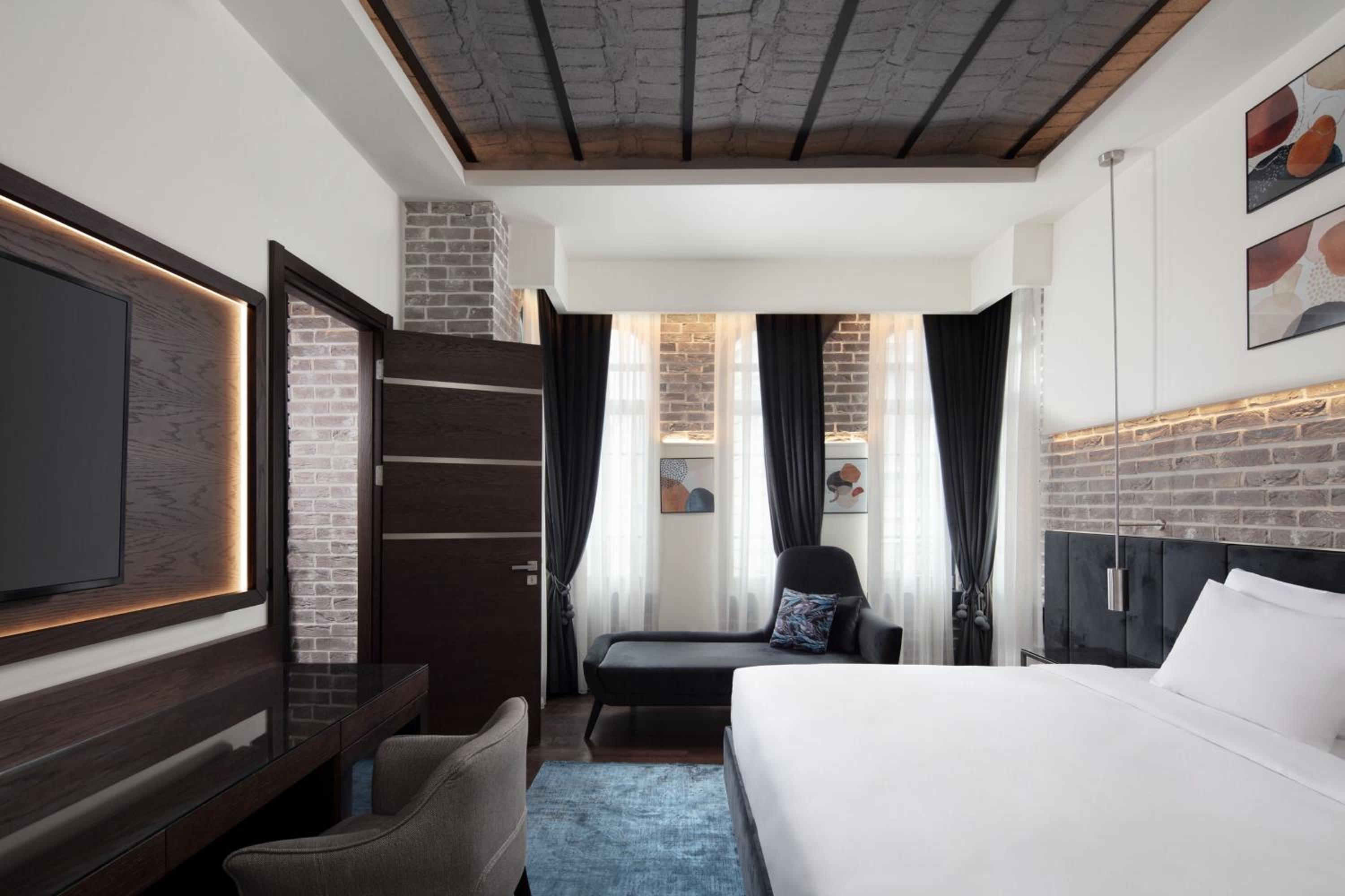 Banque Building King Suite