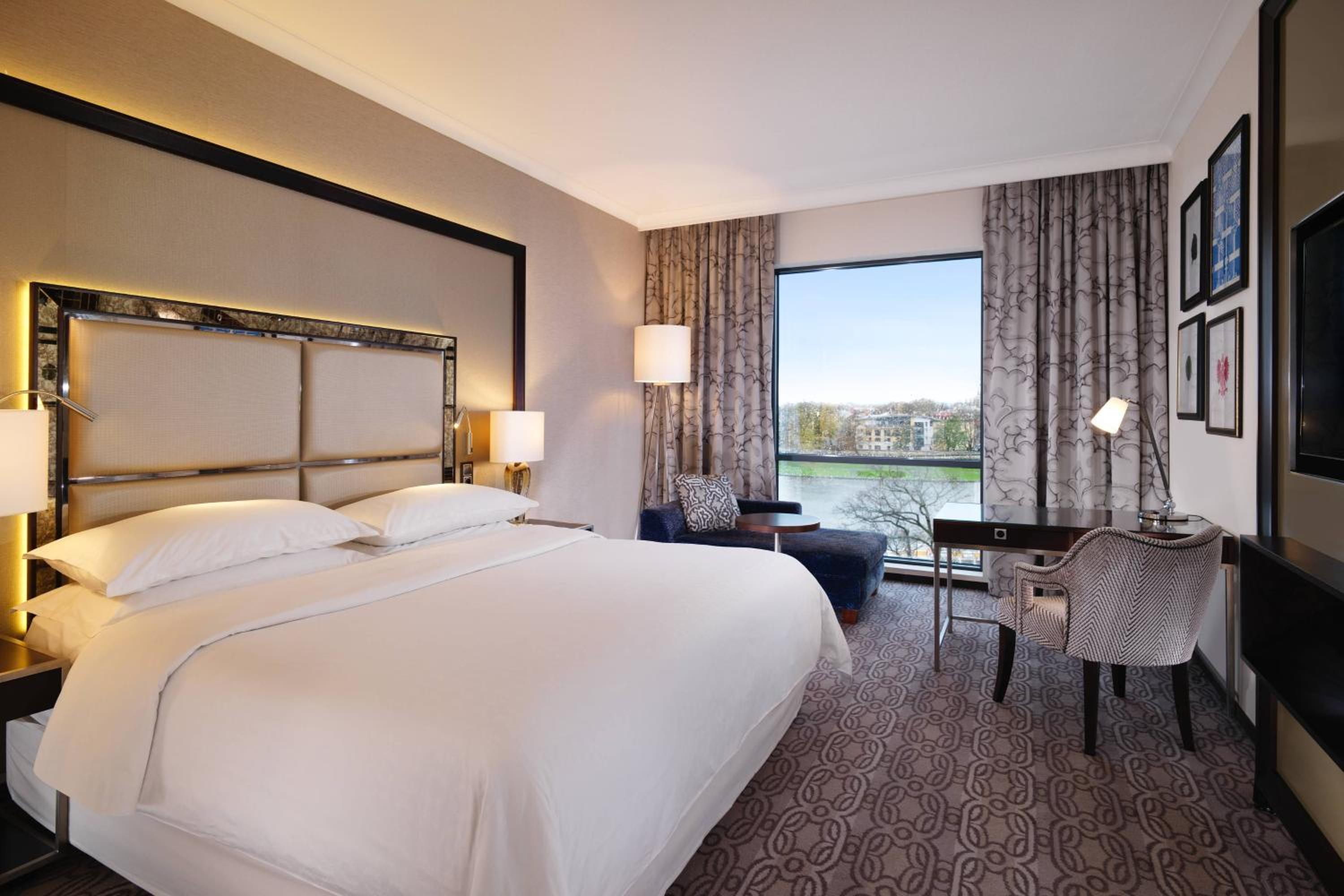 Grand Deluxe, Guest room, 1 King, Wawel or Vistula view - Photo 1