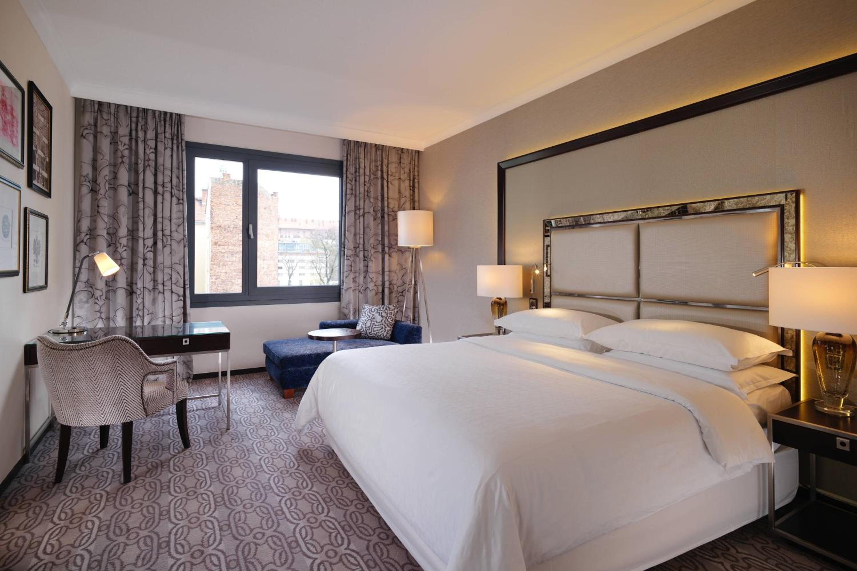 Deluxe, Guest room, 1 King, City or Atrium view