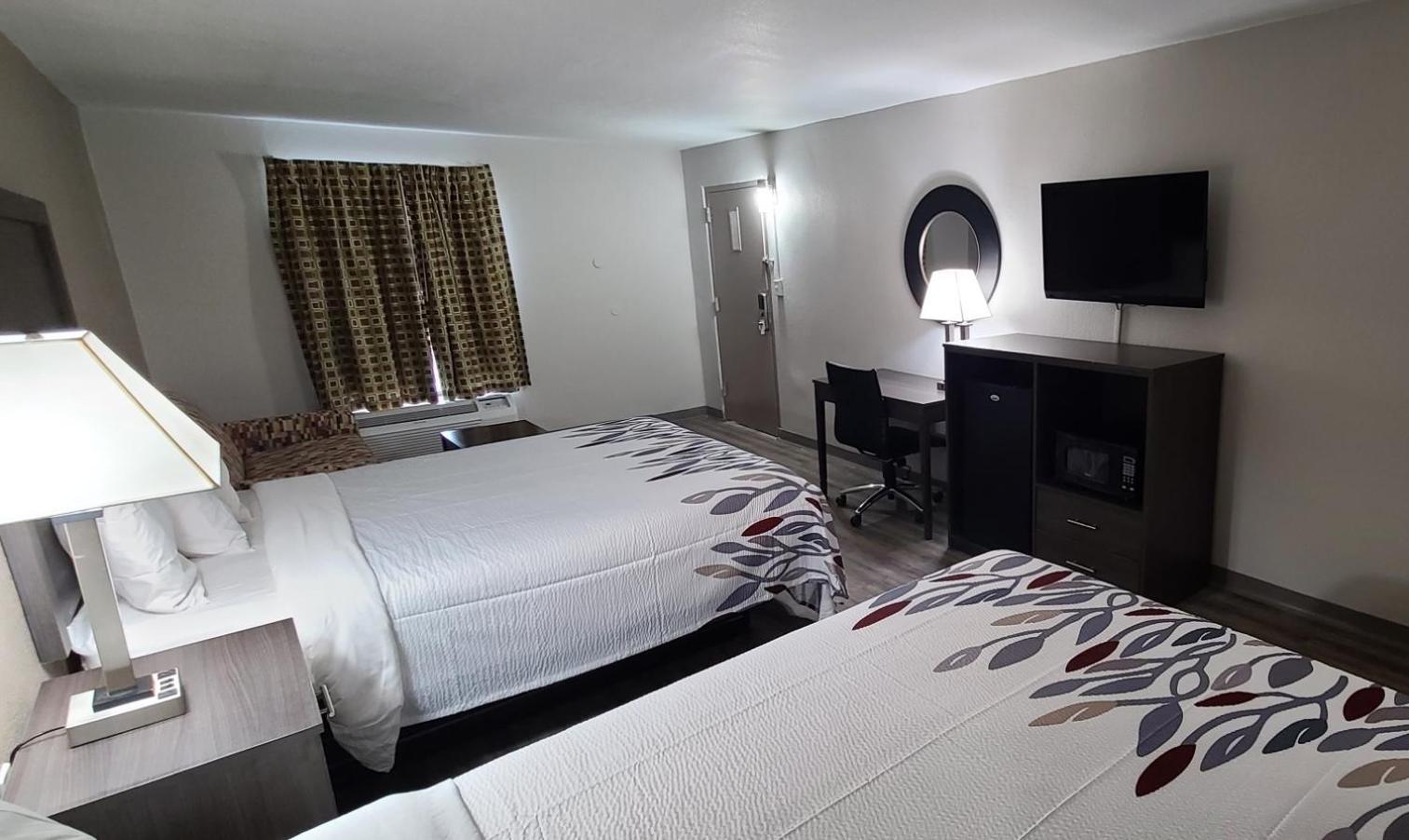 Deluxe Room with Two Queen Beds Non-Smoking - Photo 5