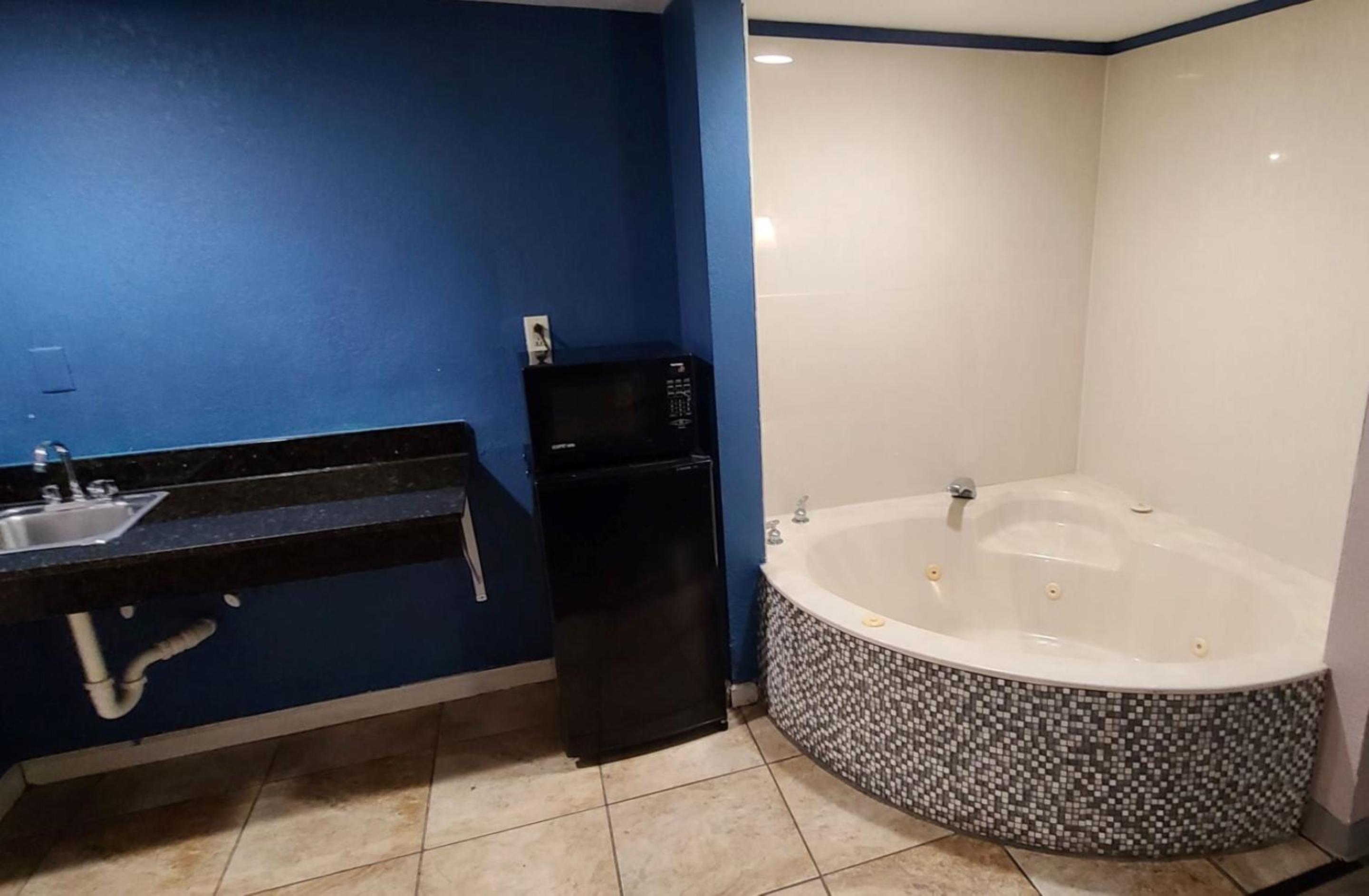 Suite with Two Queen Beds Jetted Tub Non-Smoking - Photo 8