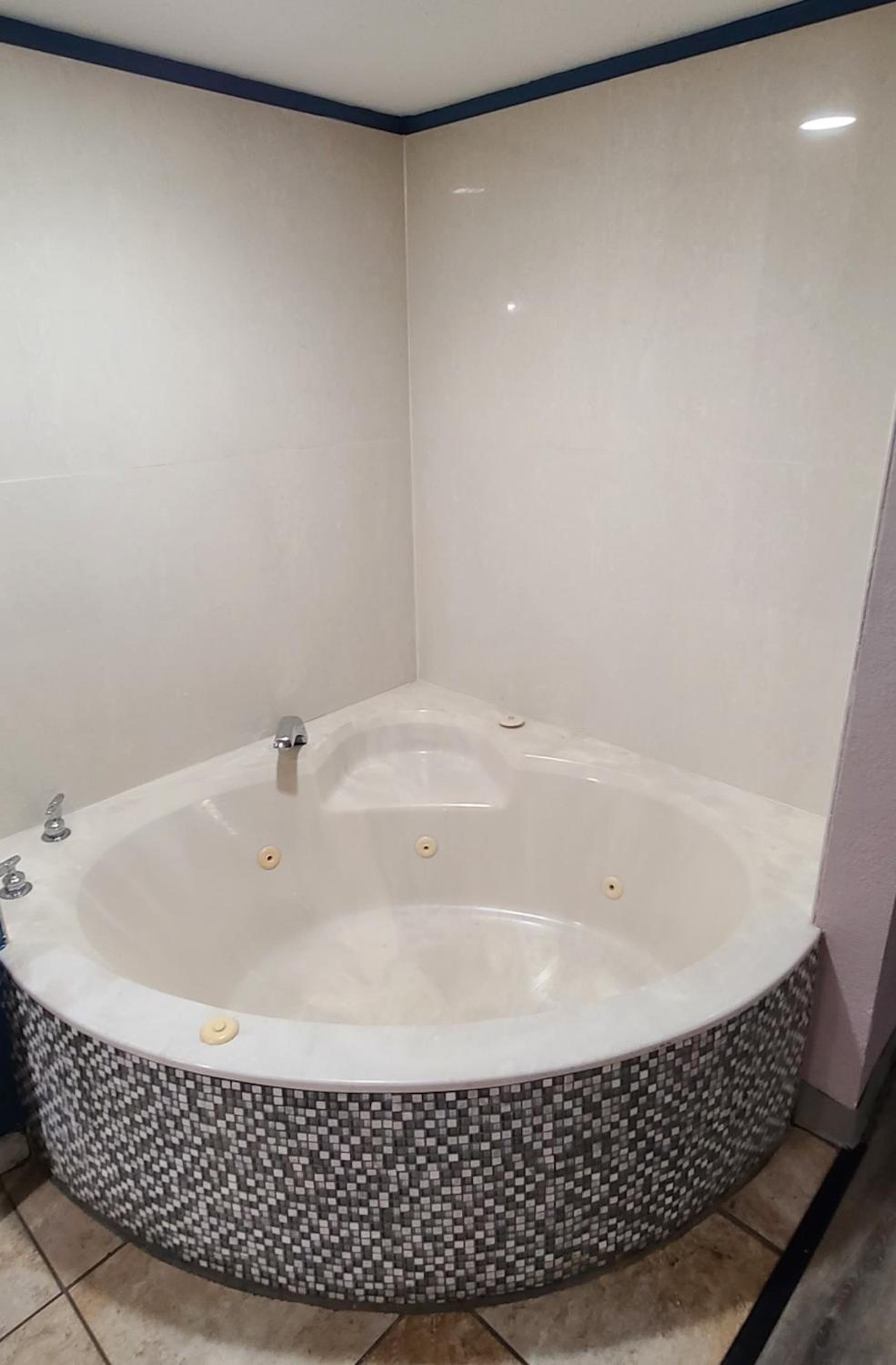 Suite with Two Queen Beds Jetted Tub Non-Smoking - Photo 2