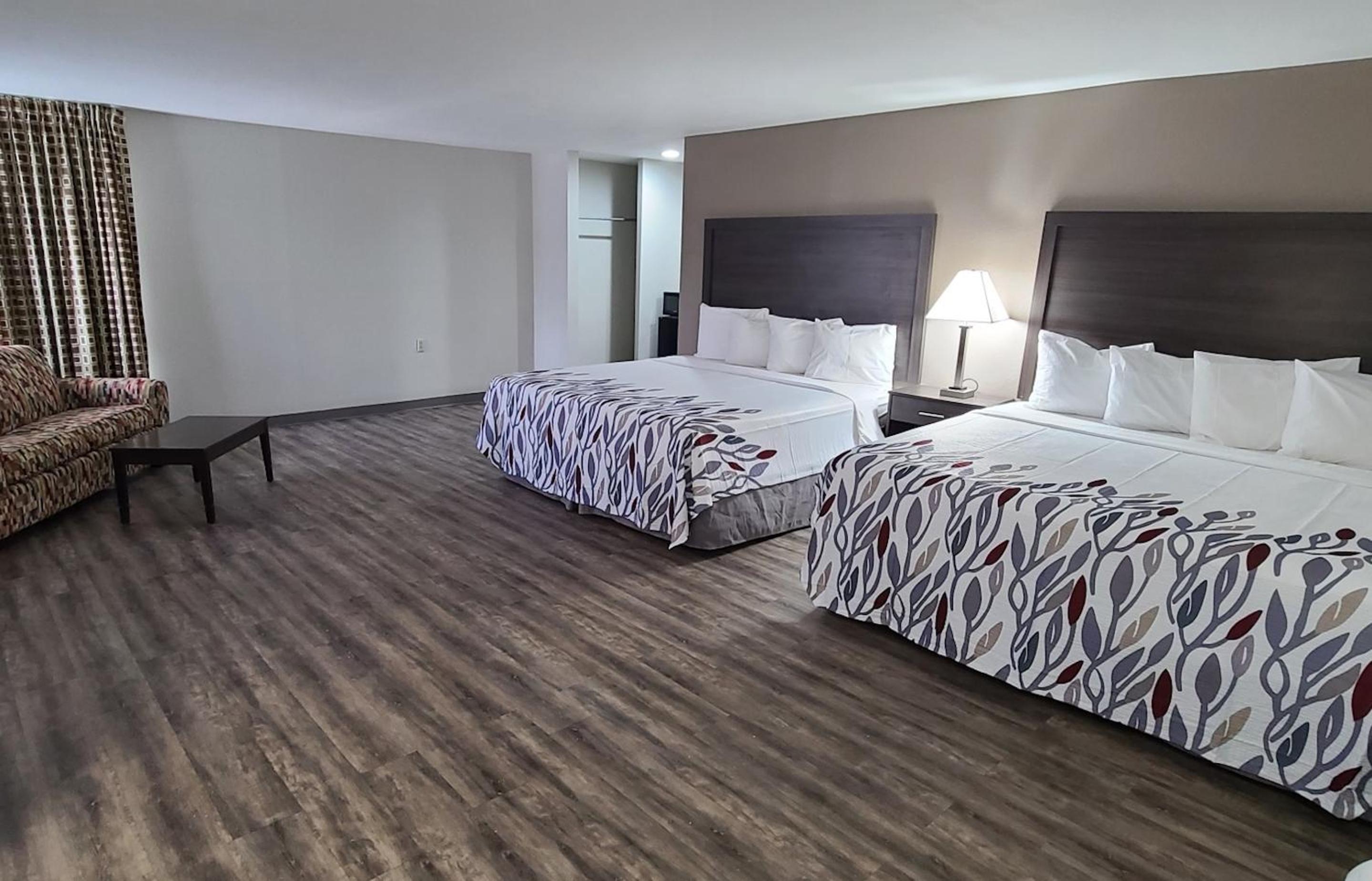 Suite with Two Queen Beds Non-Smoking - Photo 4