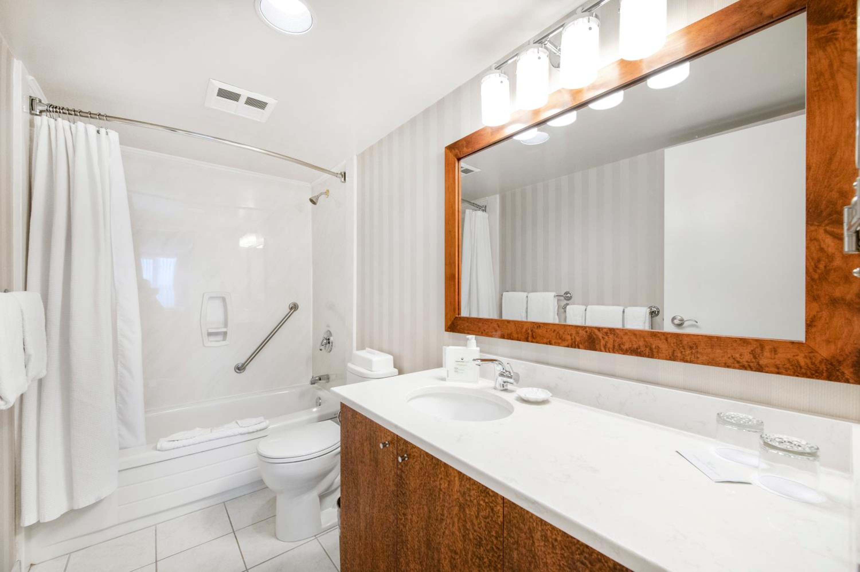 Two Bedroom Waterfront Suite - Photo 15