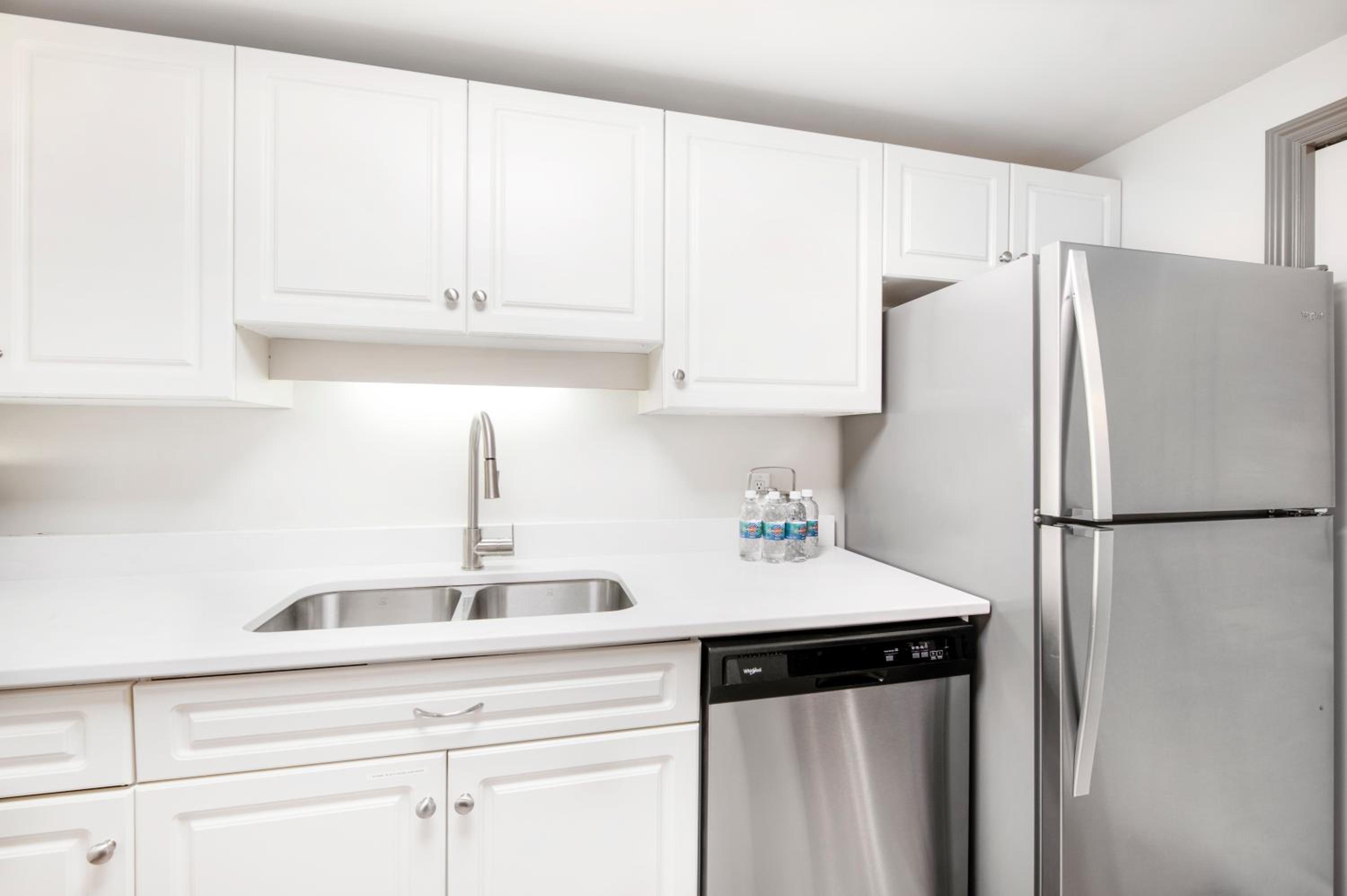 Two Bedroom Waterfront Suite - Photo 14