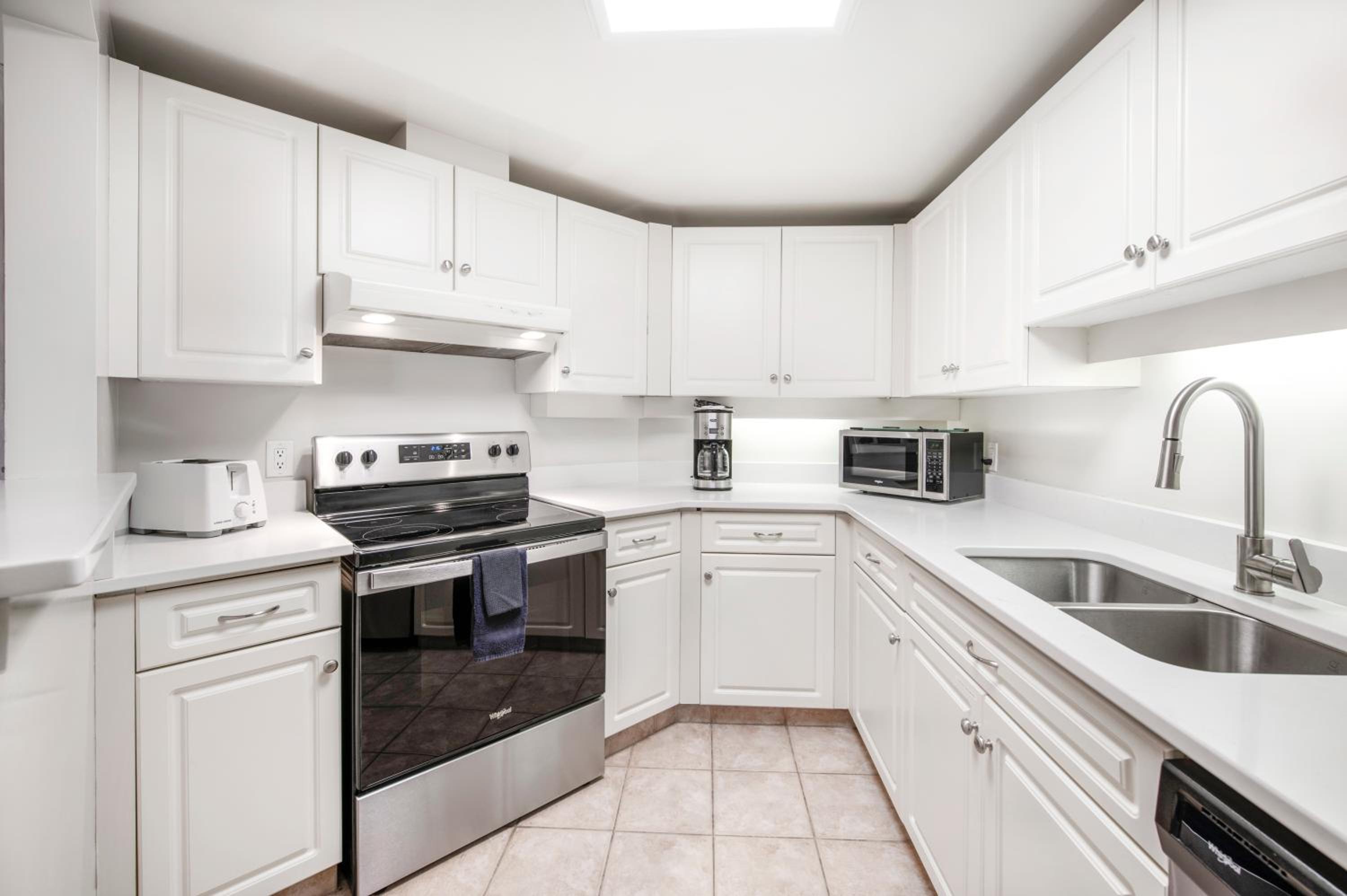 Two Bedroom Waterfront Suite - Photo 16