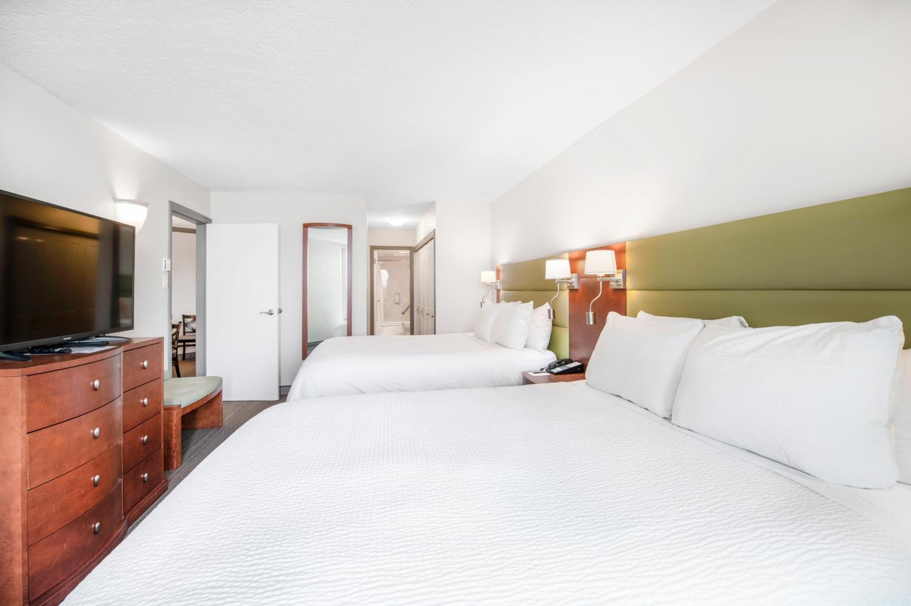 Two Bedroom Waterfront Suite - Photo 7