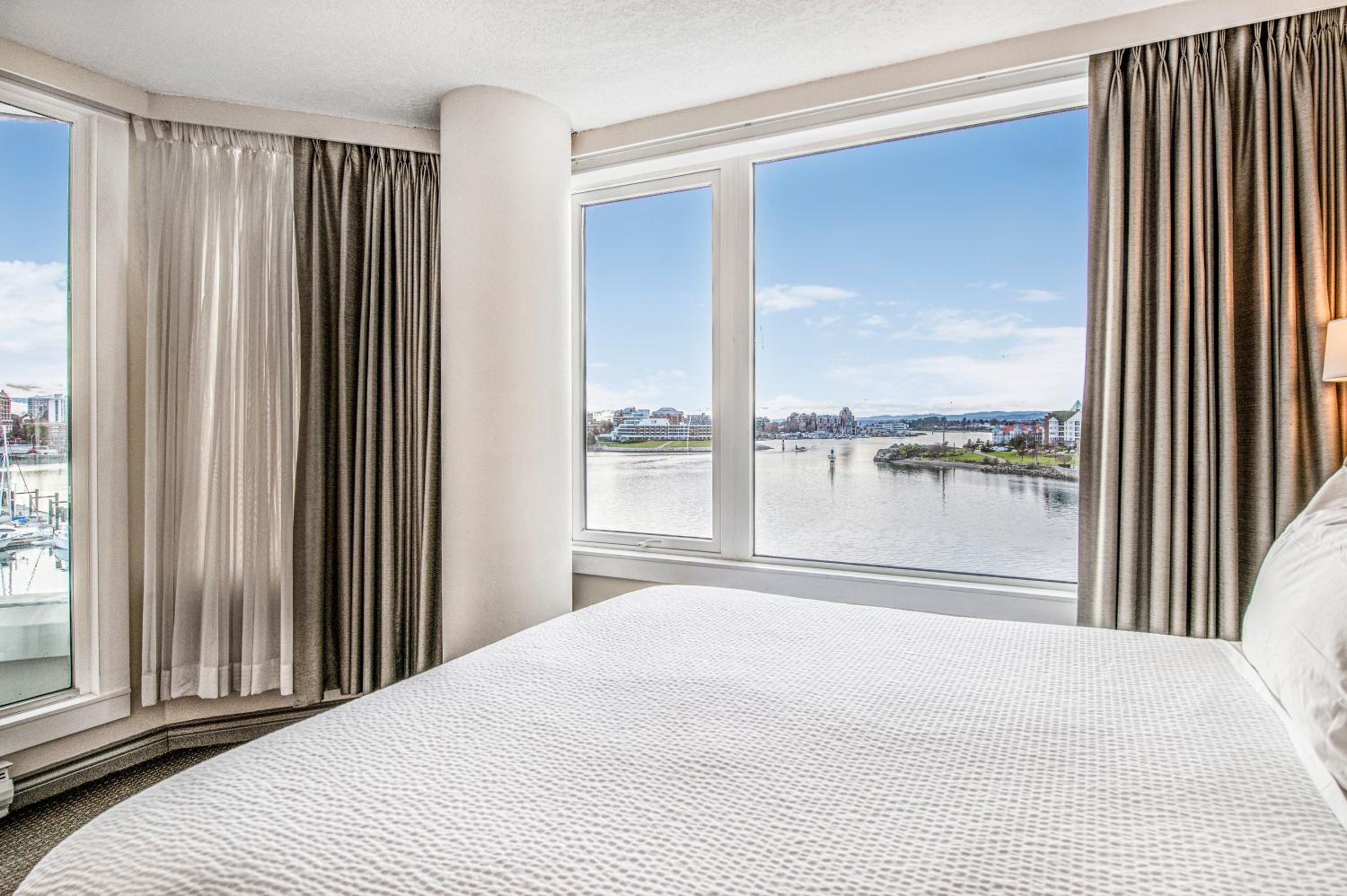 Two Bedroom Waterfront Suite - Photo 12