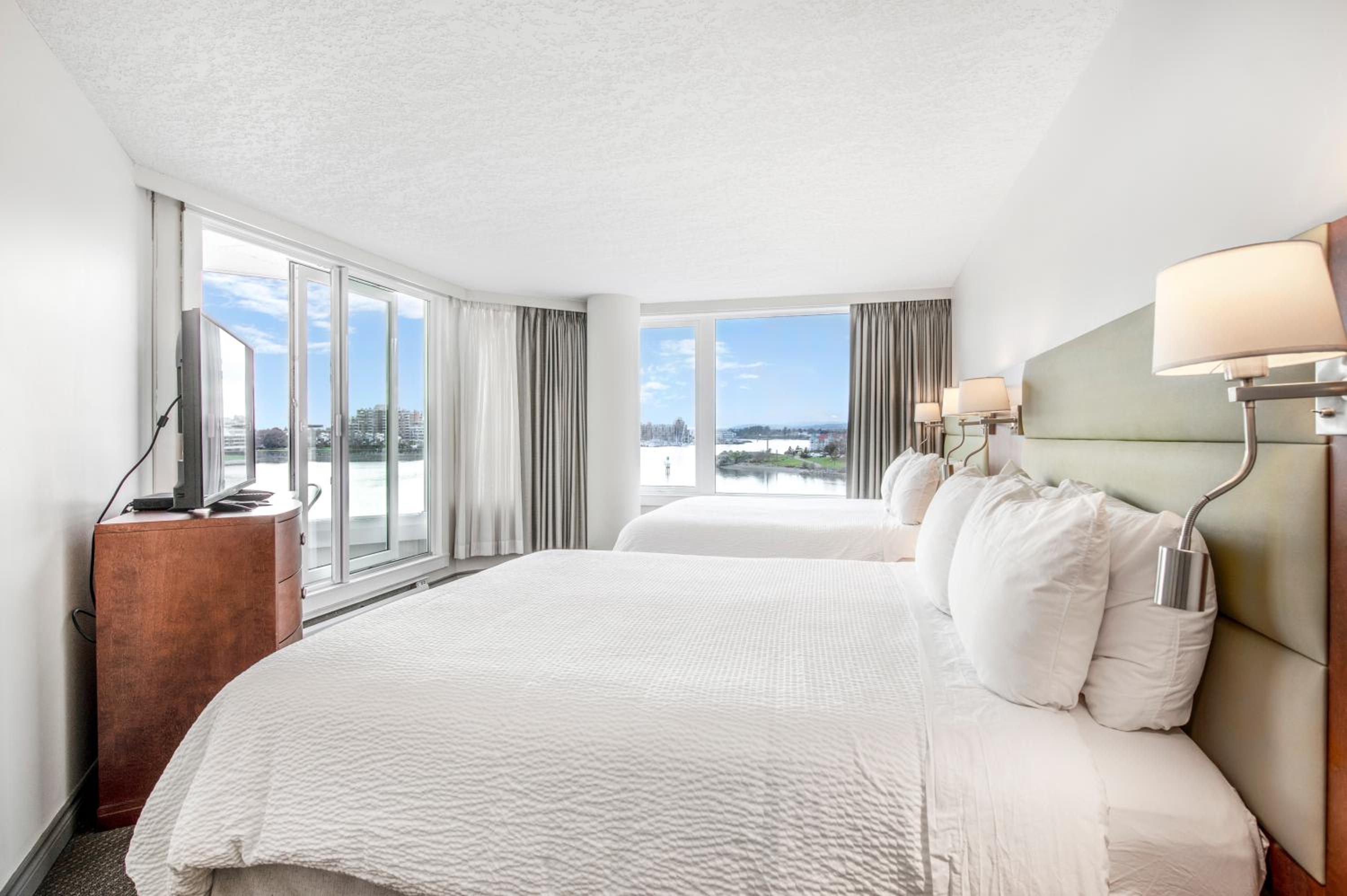 Two Bedroom Waterfront Suite - Photo 4