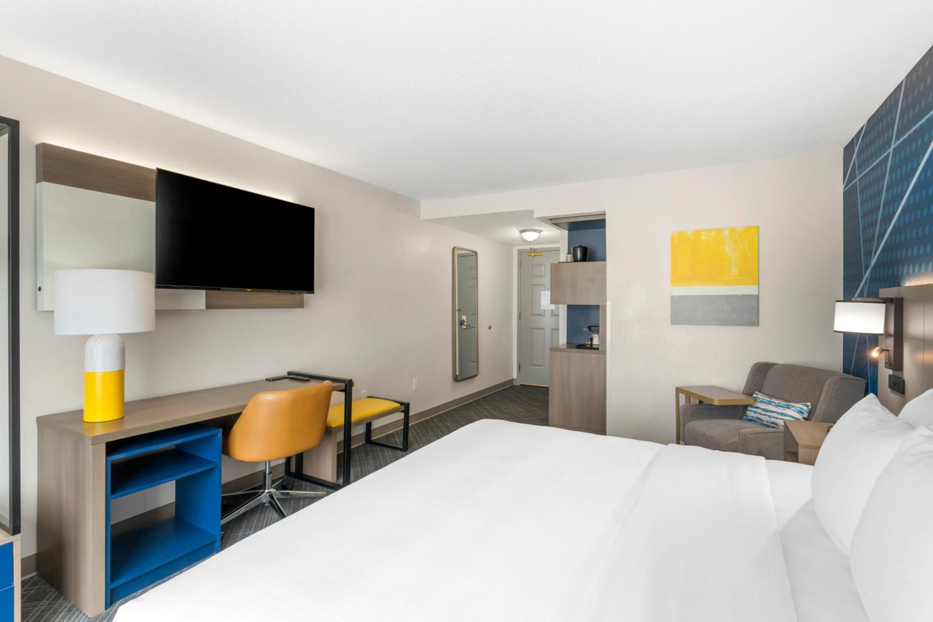 Standard King Room - Non-Smoking  - Photo 4
