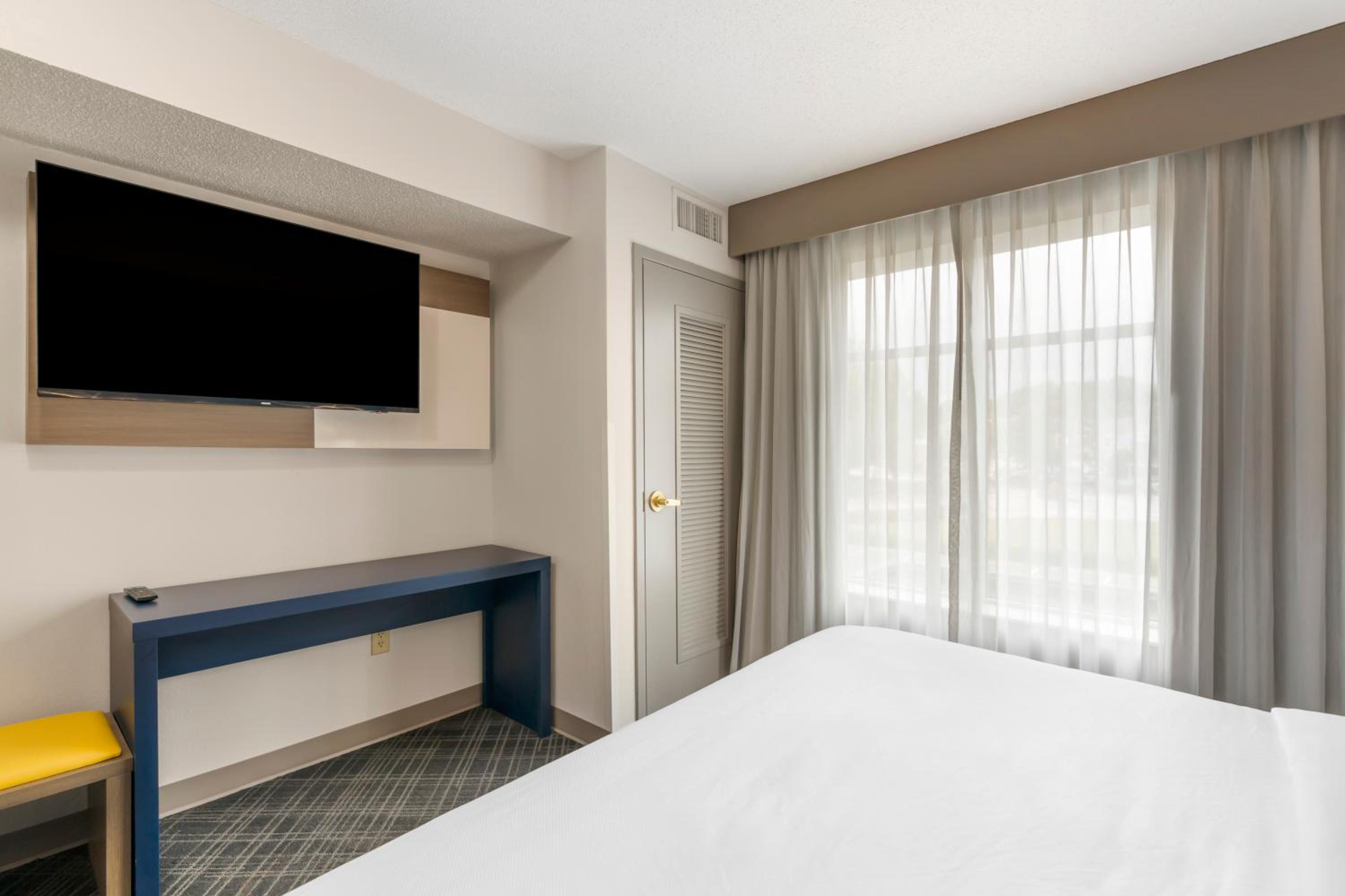 One-Bedroom King Suite - Non-Smoking - Photo 3