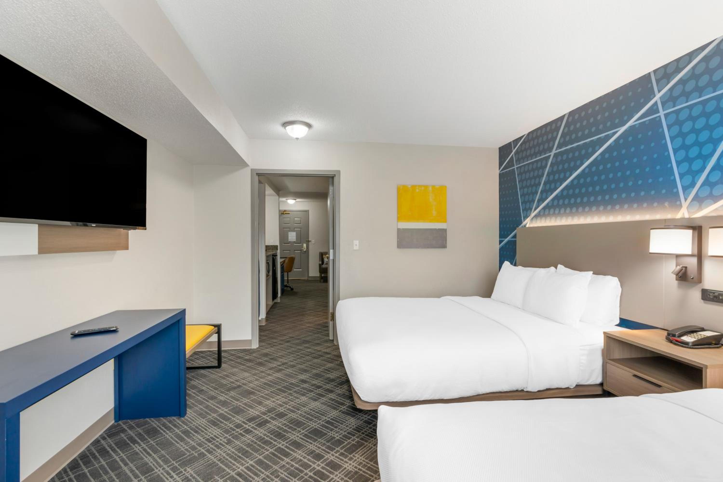 One-Bedroom Suite with Two Queen Beds and Sofa Bed - Non-Smoking - Photo 3