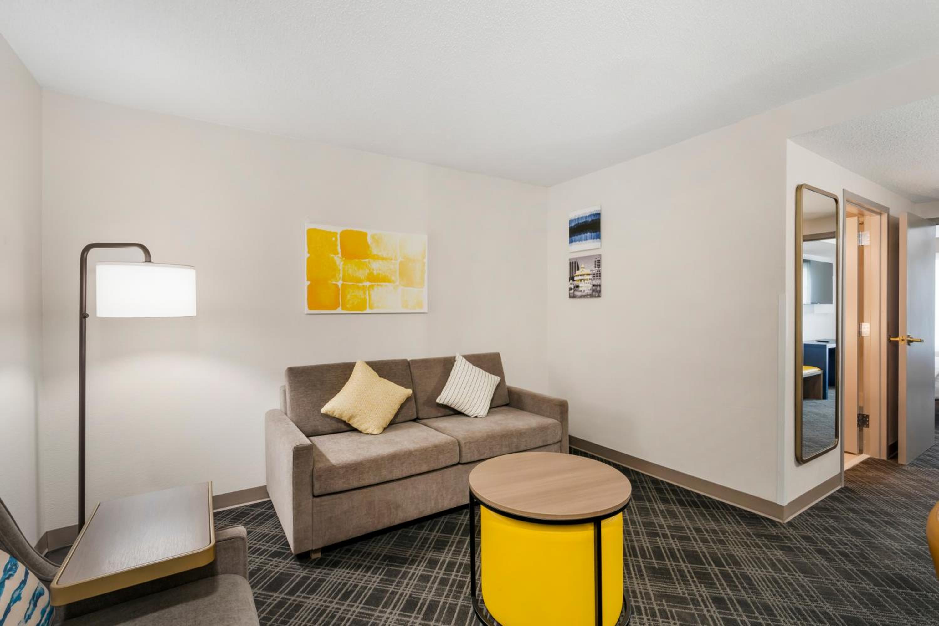 One-Bedroom Suite with Two Queen Beds and Sofa Bed - Non-Smoking - Photo 4