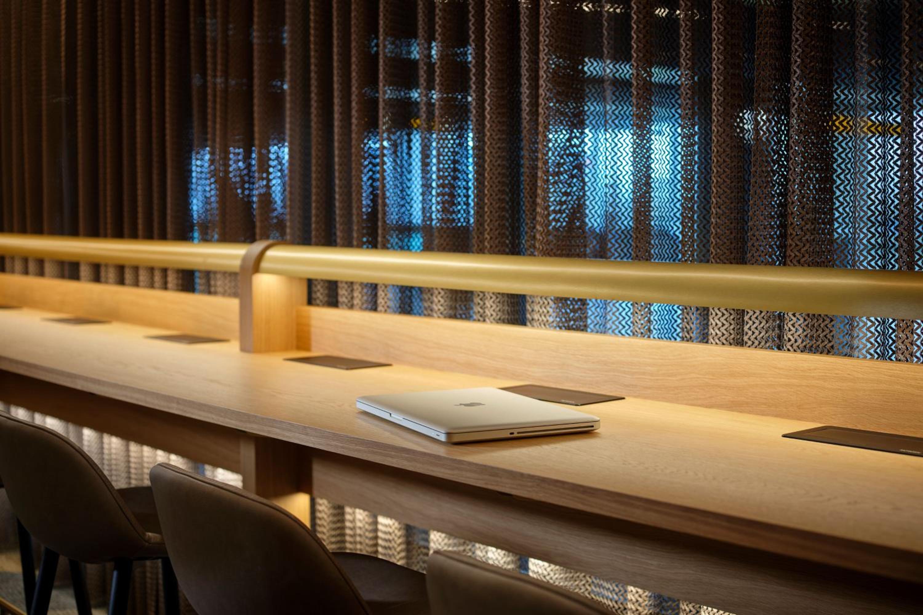 Twin Room with Club Lounge Access - Photo 3