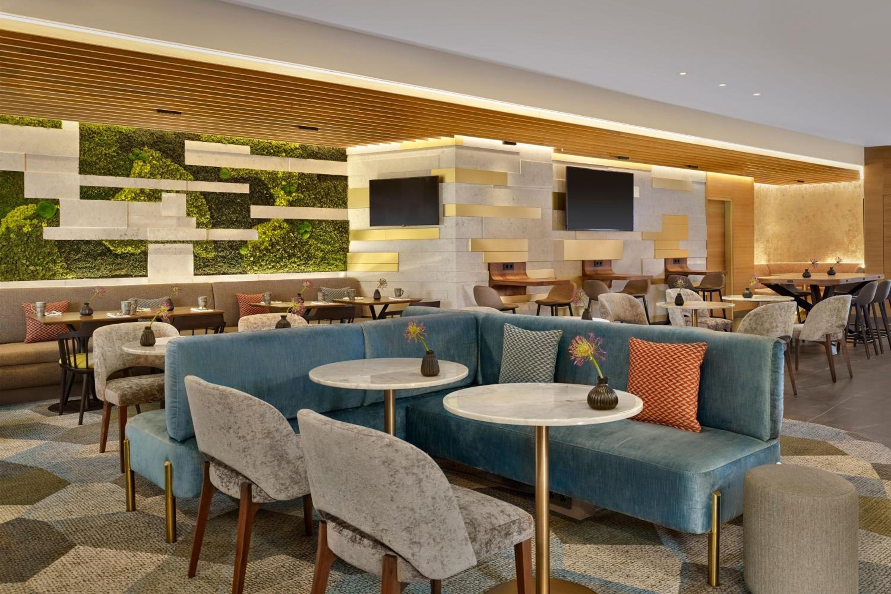 Twin Room with Club Lounge Access - Photo 12
