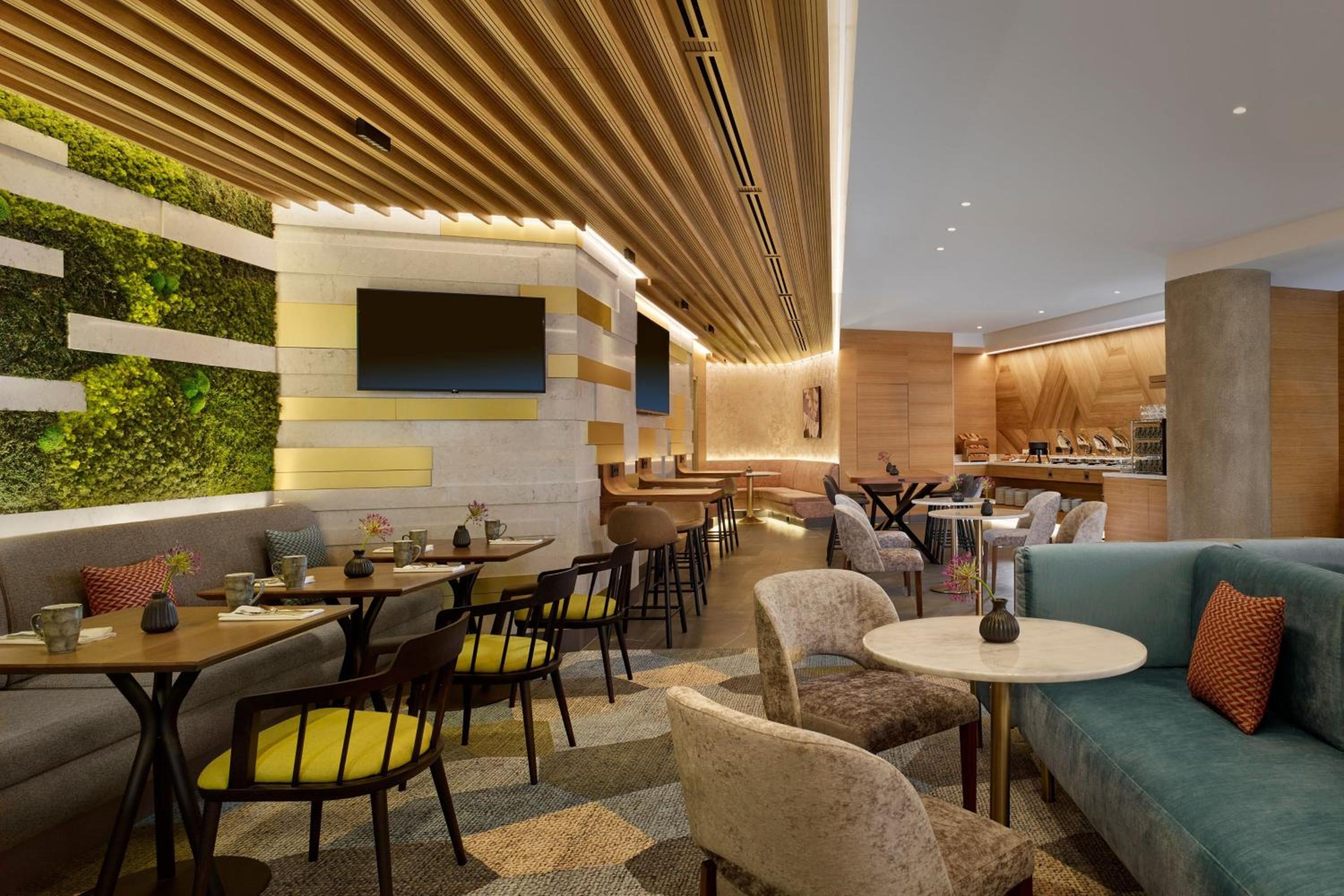 Twin Room with Club Lounge Access - Photo 11