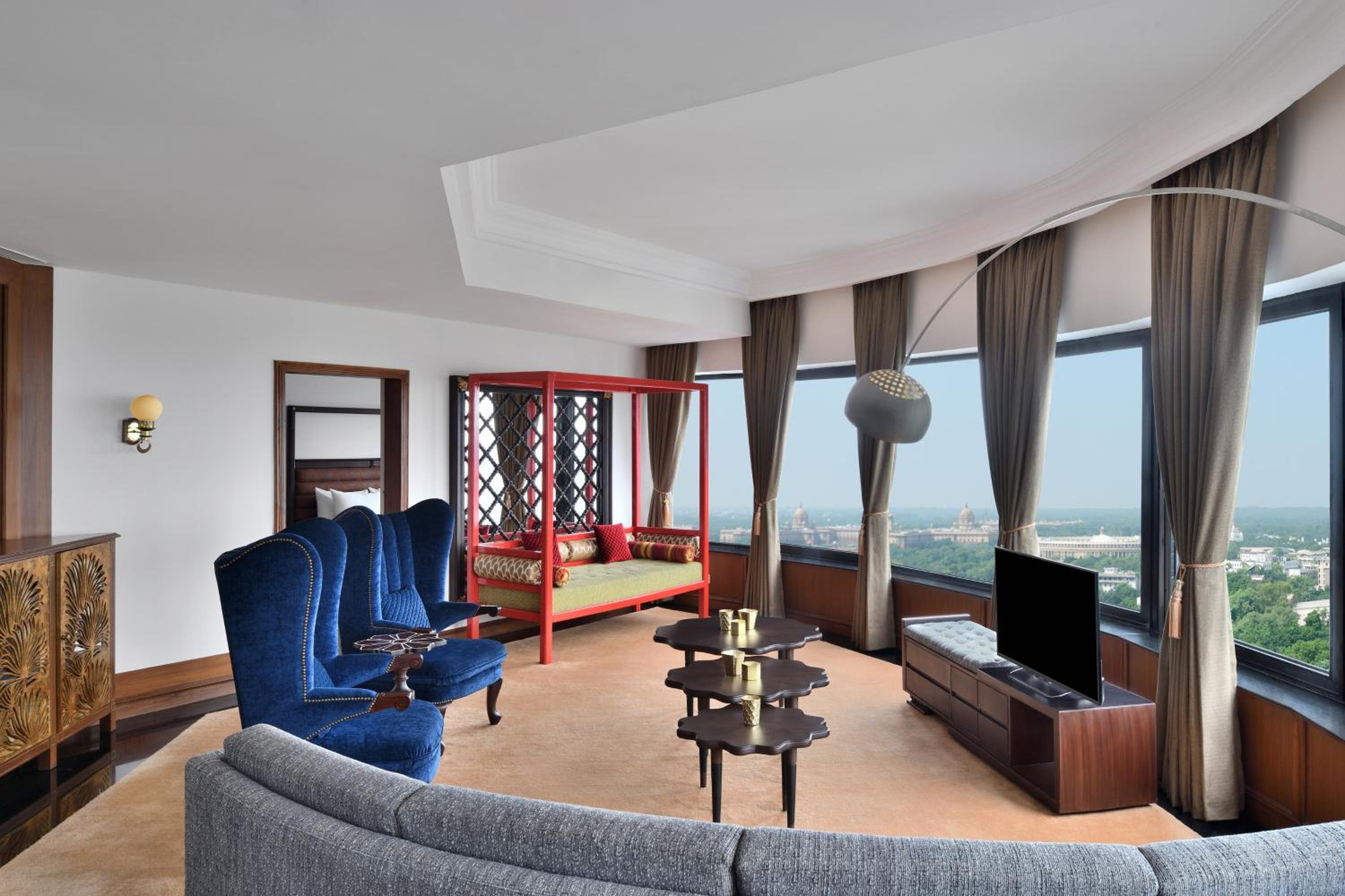 Luxury Suite - 2 way Airport Transfer, Access to club lounge including Hi-Tea from 3-5 pm, Happy Hours from 6-8 pm