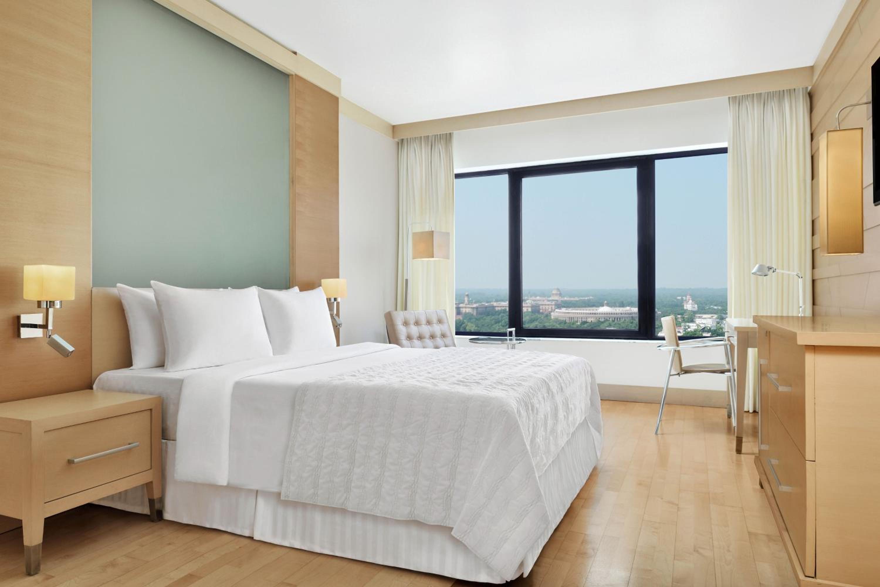 Club Room, Club level, Guest room, 1 Queen, City view - 2 way Airport Transfer, Access to club lounge including Hi-Tea from 3-5 pm, Happy Hours from 6-8 pm