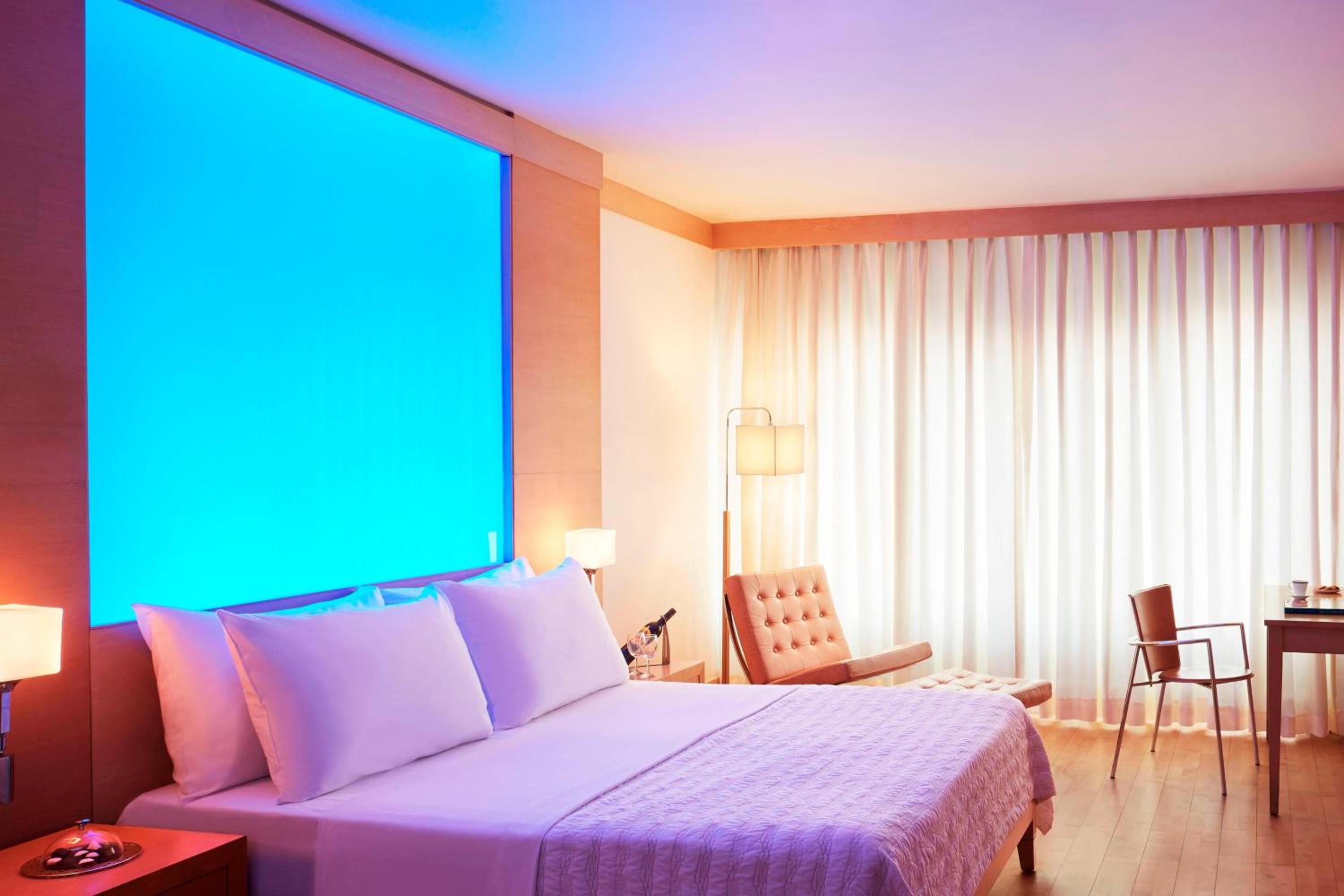 Club Double/Twin Room - 2 way Airport Transfer, Access to club lounge including Hi-Tea from 3-5 pm,  Happy Hours from 6-8 pm