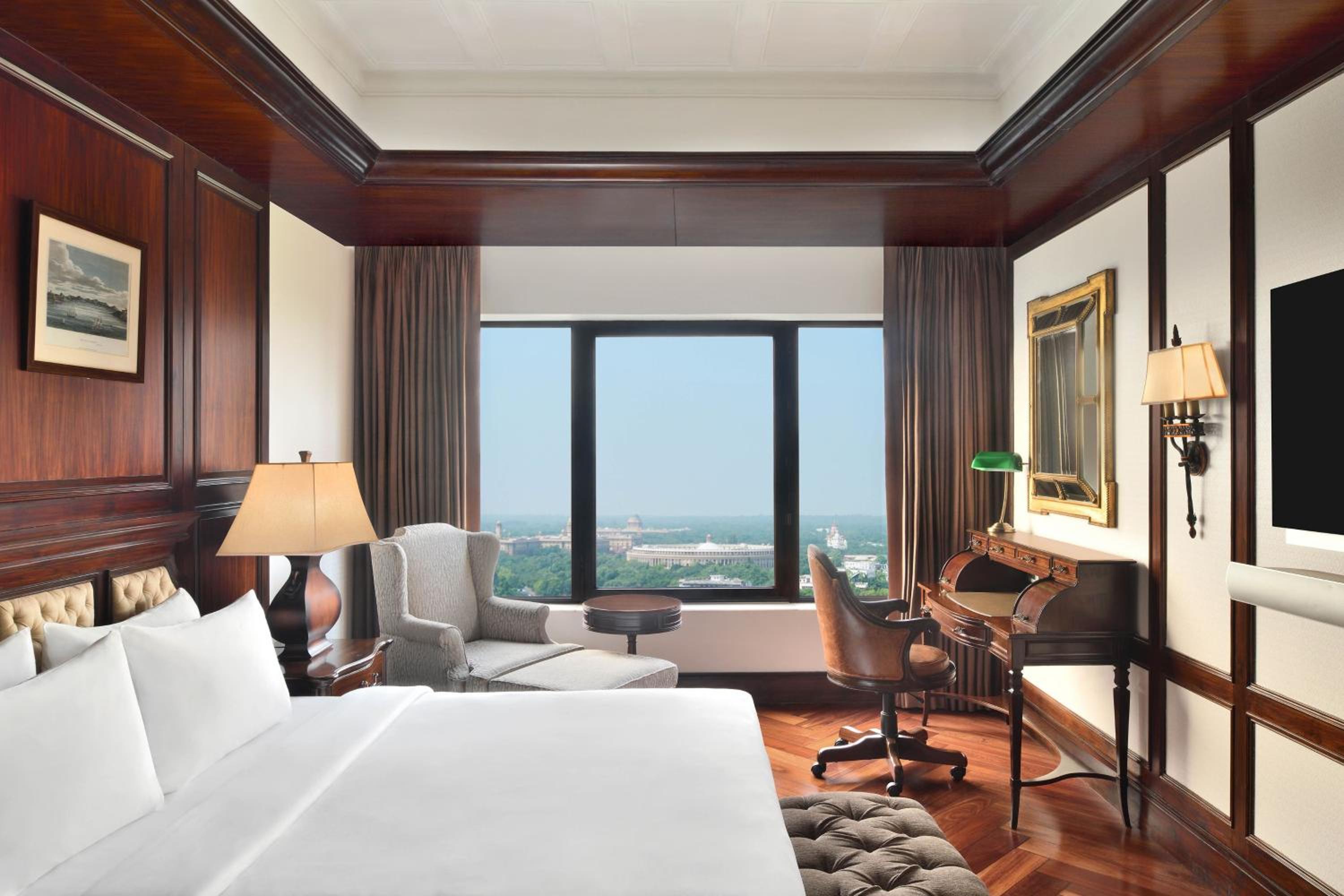 Luxury Suite – 2 way Airport Transfer, Access to club lounge including Hi-Tea from 3-5 pm, Happy Hours from 6-8 pm