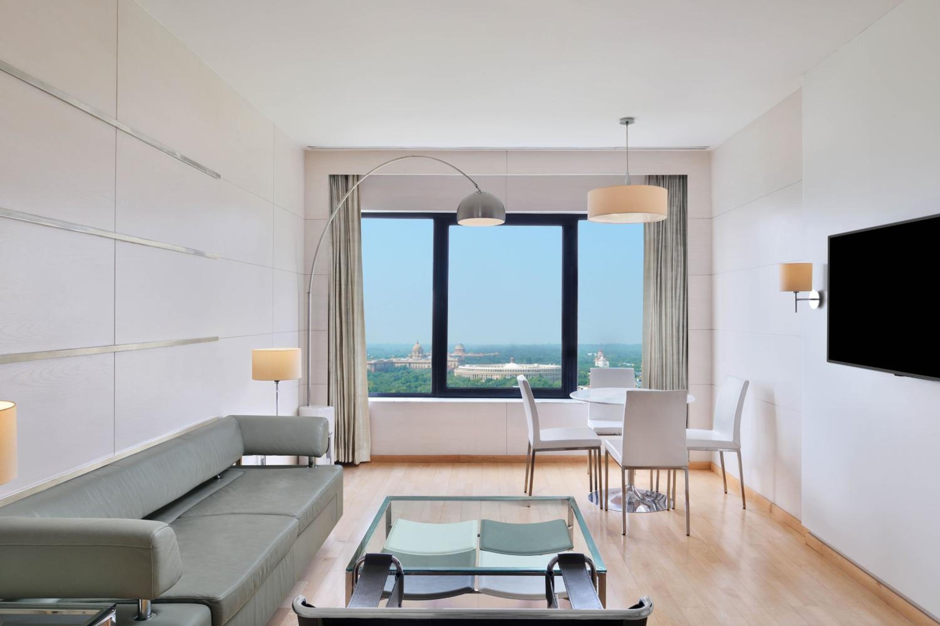 Executive Suite - 2 way Airport Transfer, Access to club lounge including Hi-Tea from 3-5 pm, Happy Hours from 6-8 pm