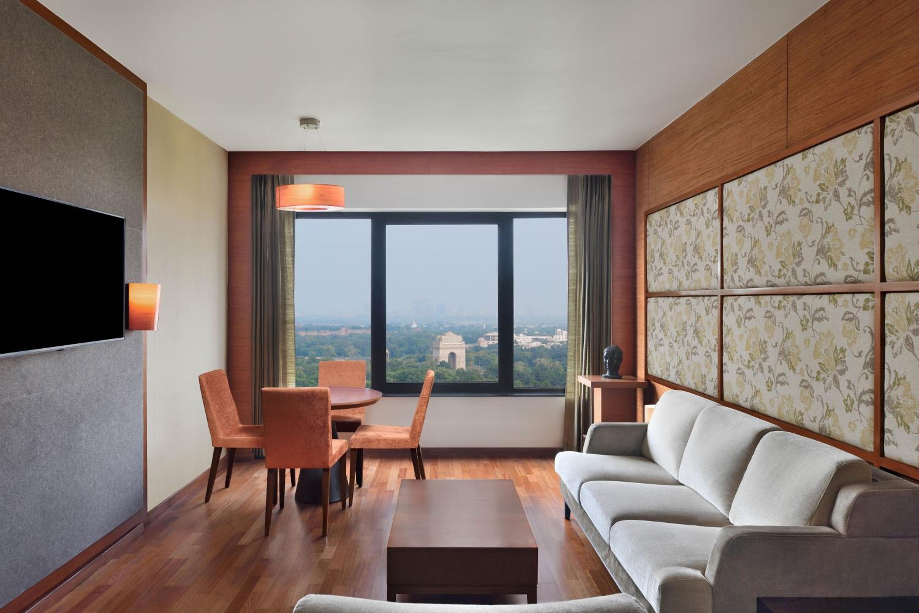 Executive Suite - 2 way Airport Transfer, Access to club lounge including Hi-Tea from 3-5 pm, Happy Hours from 6-8 pm