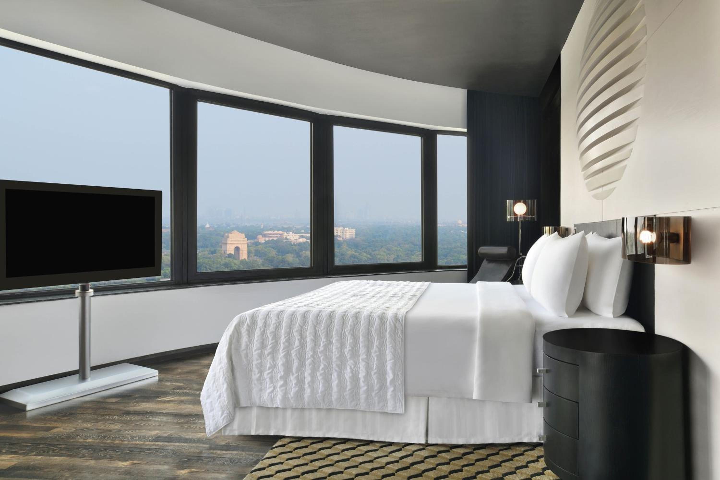 Executive Suite – 2 way Airport Transfer, Access to club lounge including Hi-Tea from 3-5 pm, Happy Hours from 6-8 pm