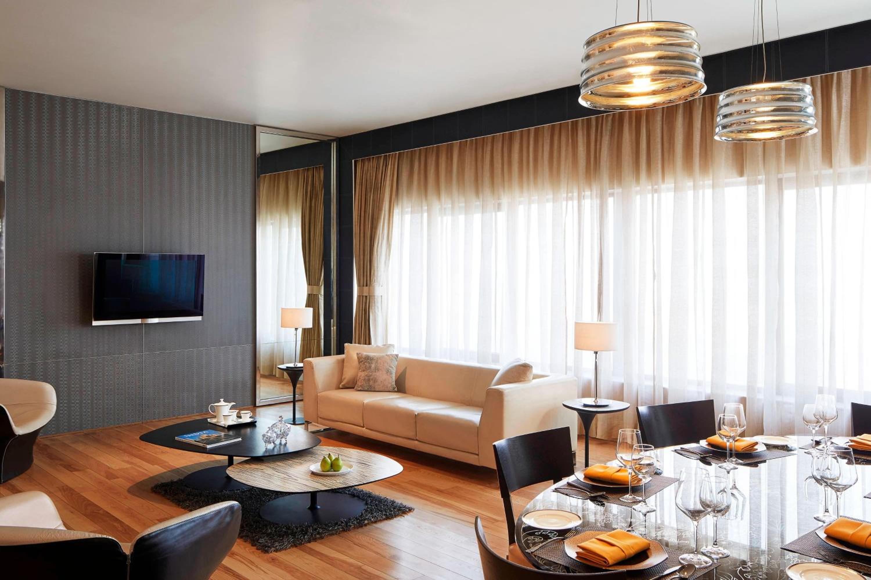 Luxury Suite – 2 way Airport Transfer, Access to club lounge including Hi-Tea from 3-5 pm, Happy Hours from 6-8 pm