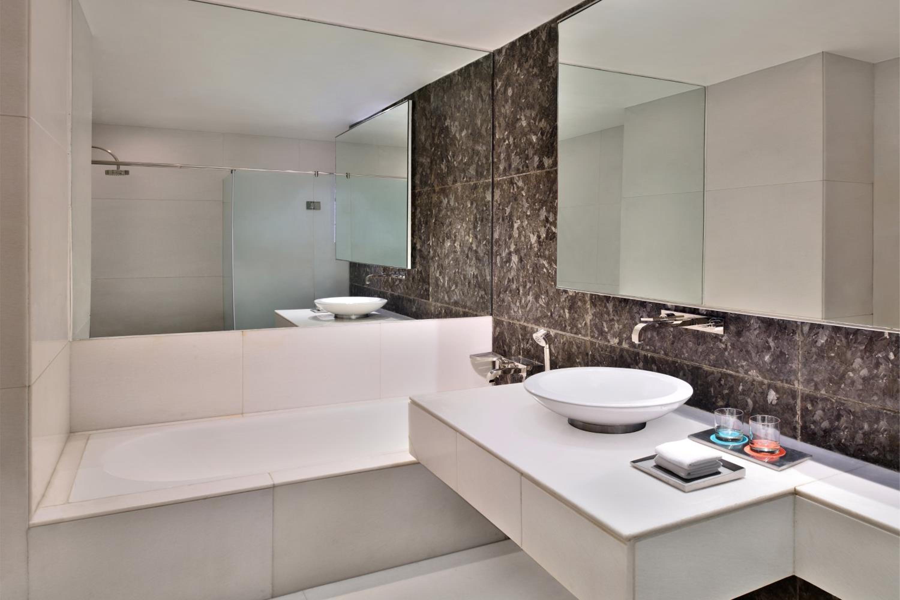 Luxury Suite - 2 way Airport Transfer, Access to club lounge including Hi-Tea from 3-5 pm, Happy Hours from 6-8 pm thumbnail 6