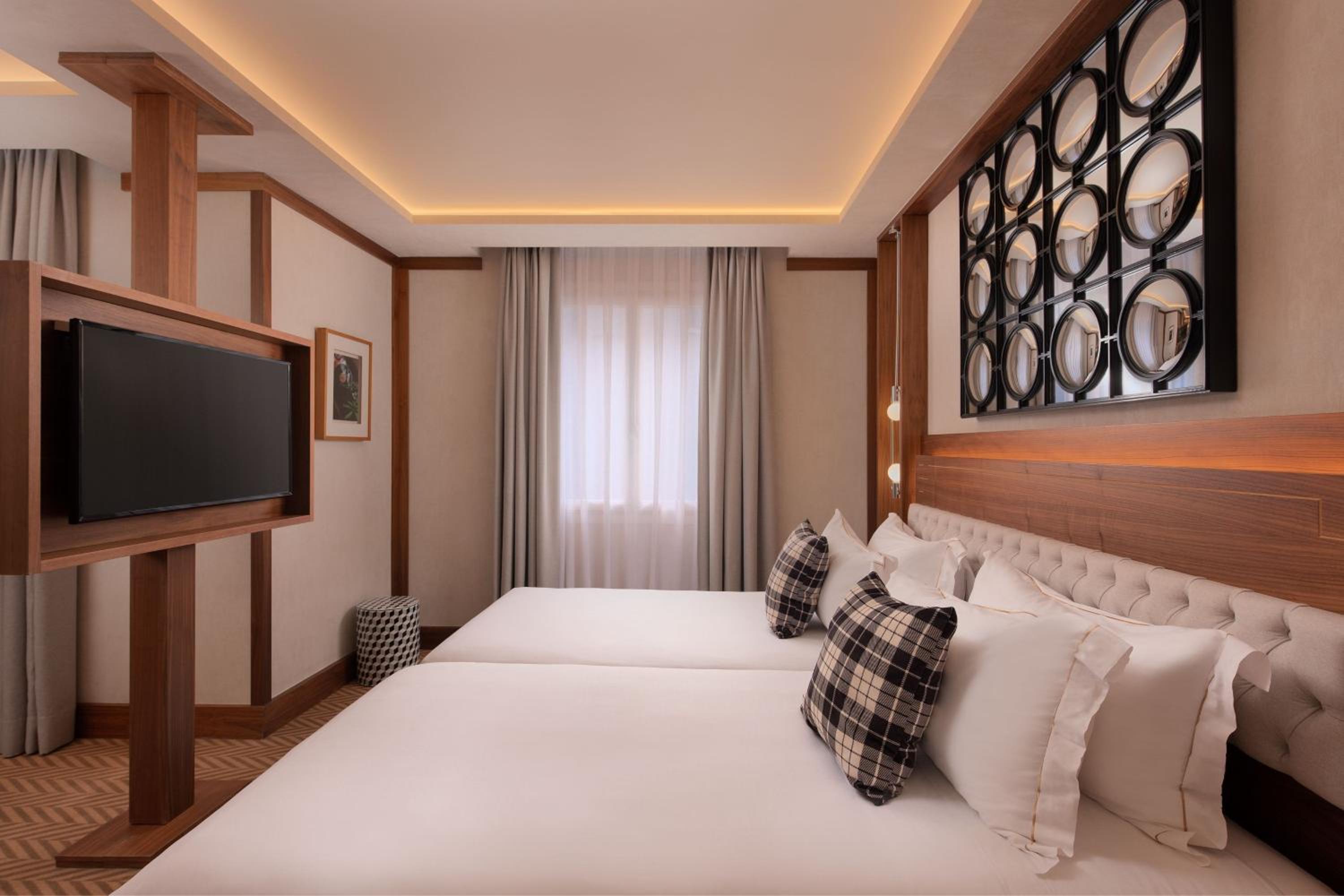 Vintage Guest room with Twin Beds