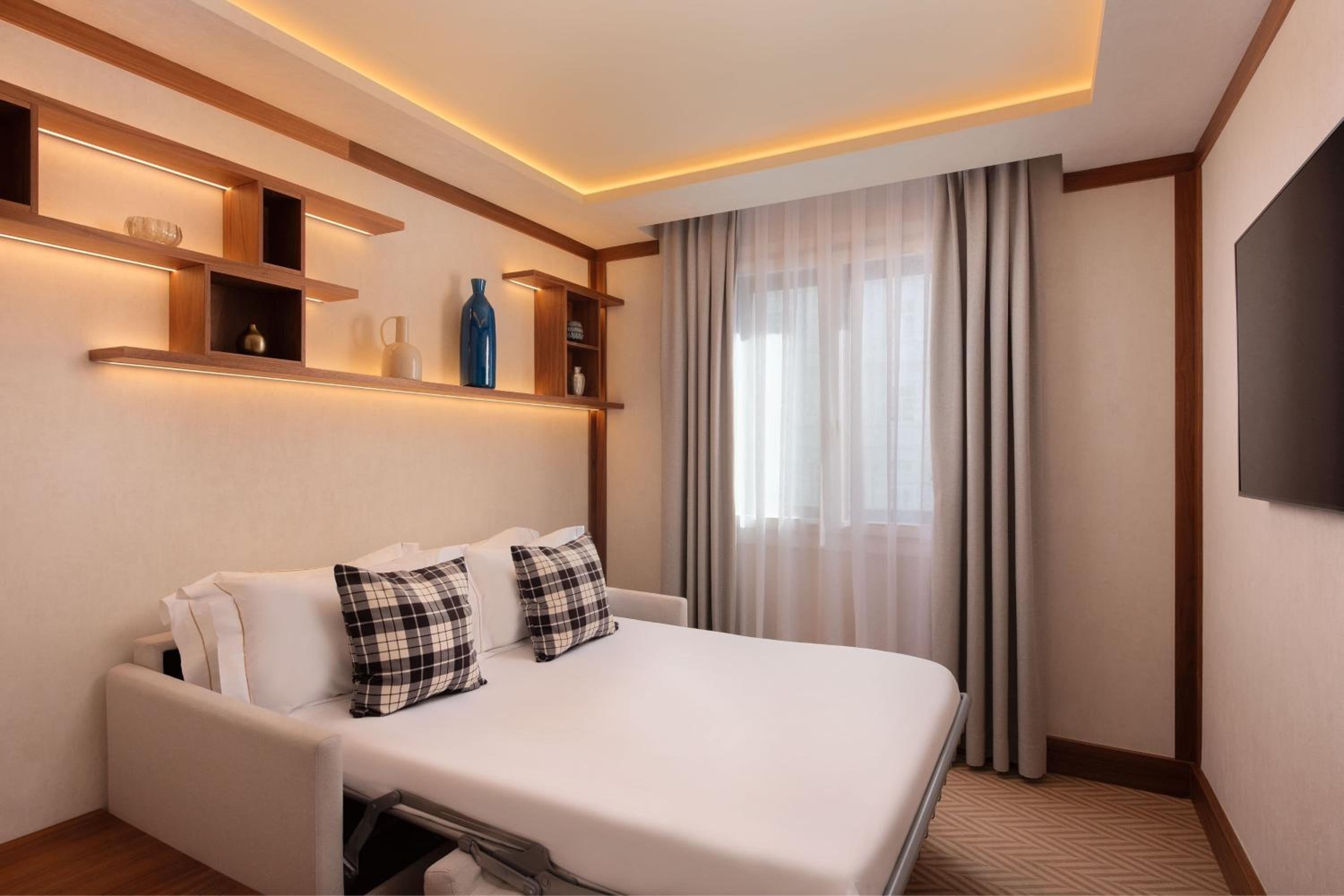 Guest Room with King Bed and a Sofa Bed thumbnail 6