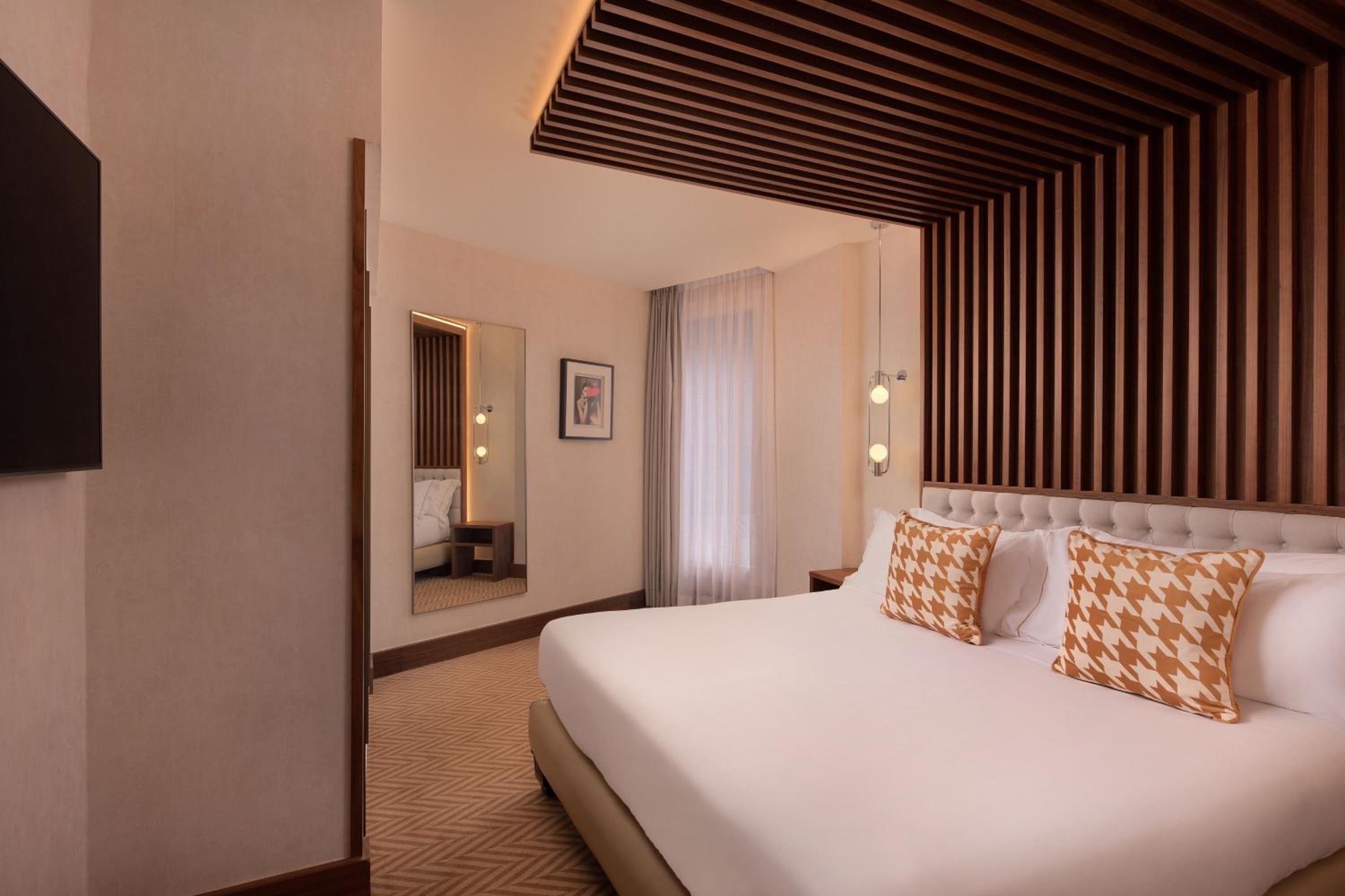 Guest Room with King Bed and a Sofa Bed - Photo 9