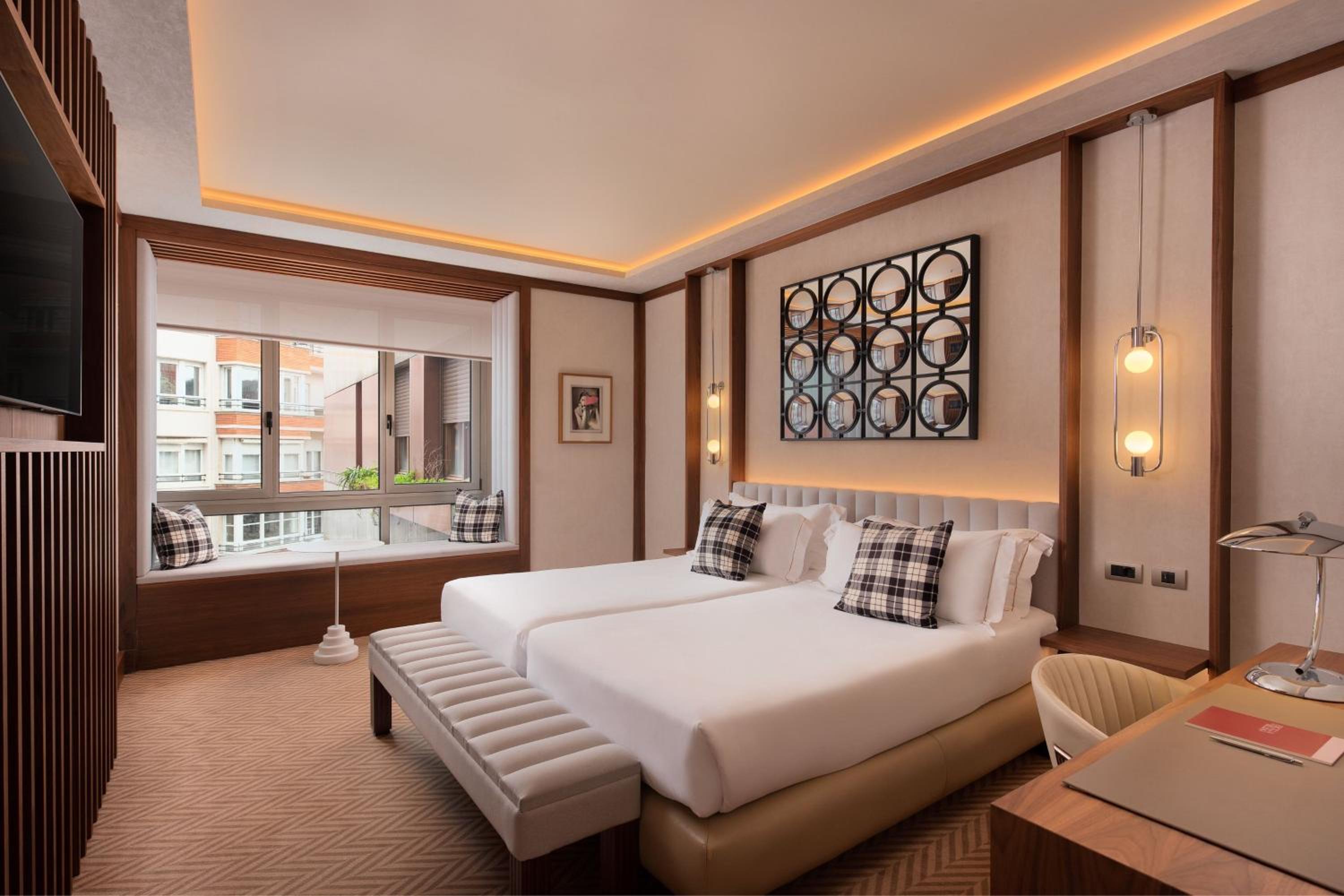 Guest Room with Twin Beds and City View