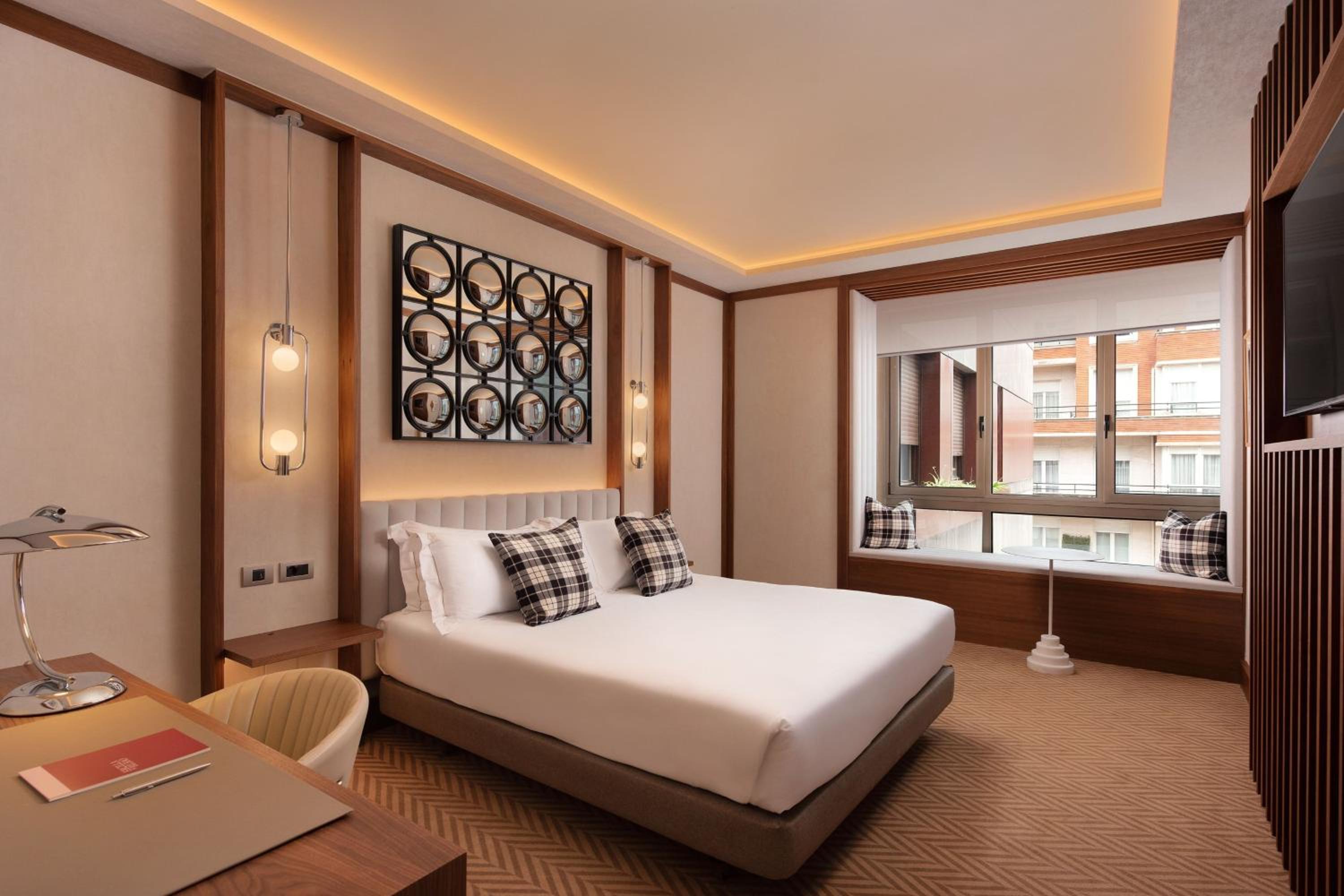 Guest room with King Bed and City view