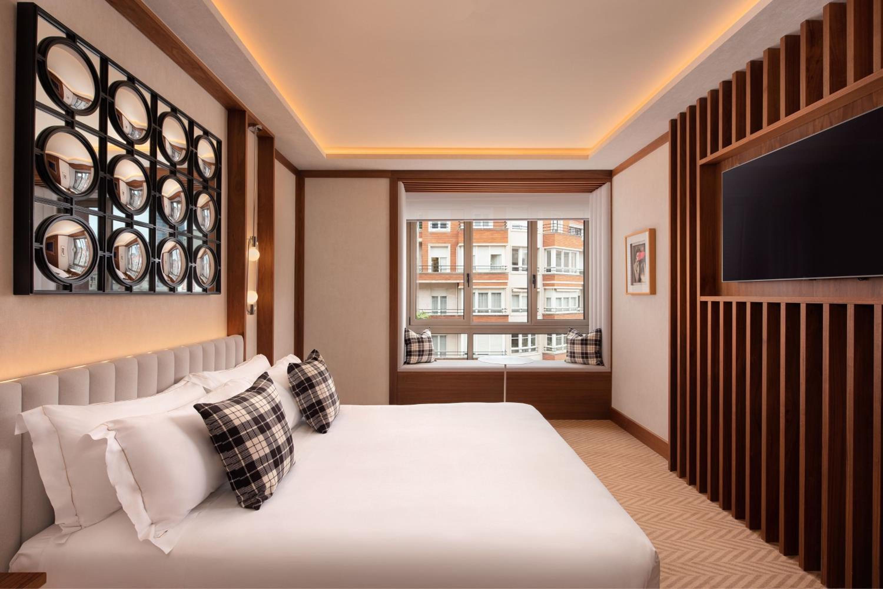 Guest room with King Bed and City view