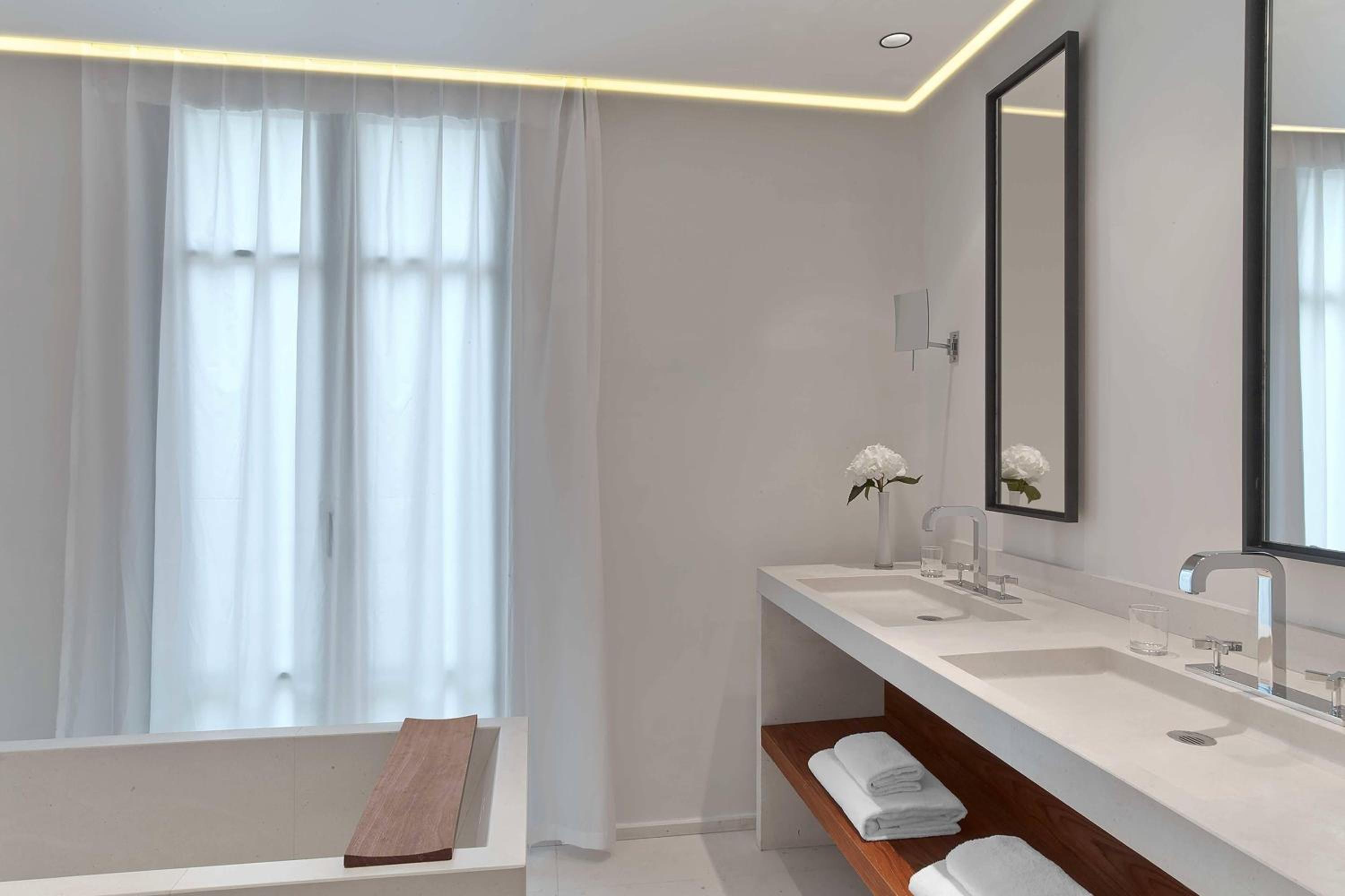 Junior Suite, Junior Suite, 1 King thumbnail 5