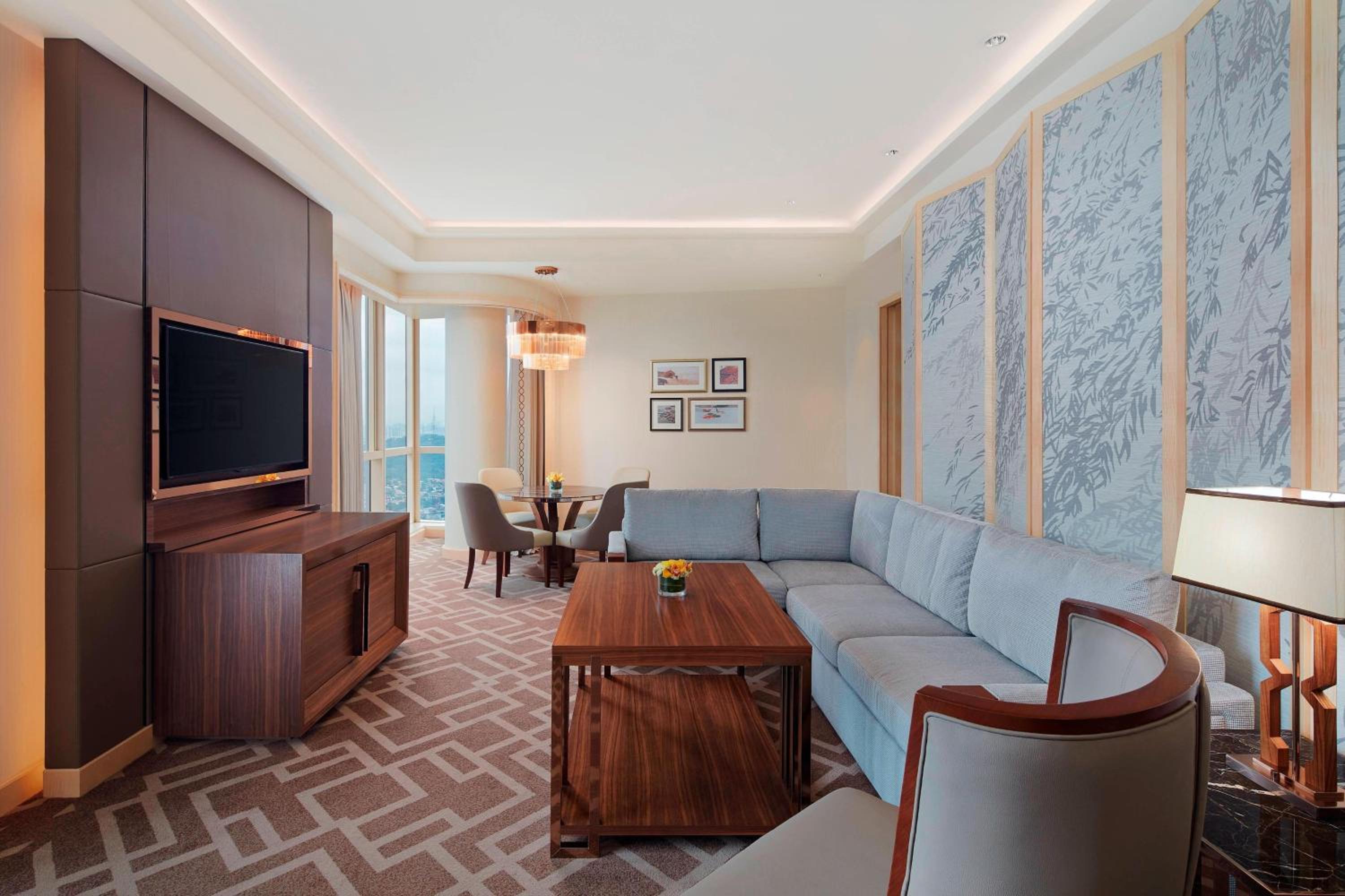 Sheraton Suite, Club level, 1 Bedroom Larger Suite, 1 King photo 3